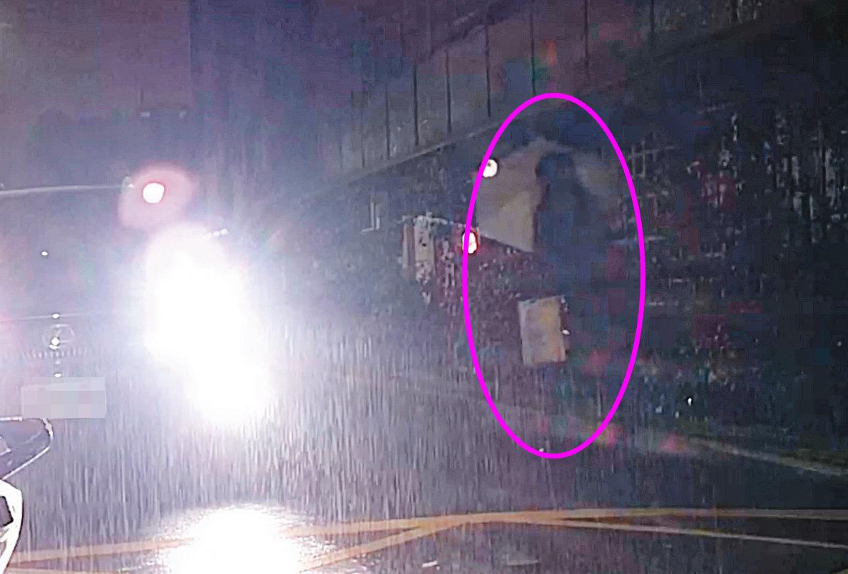 3/13 20 : 01 陳淑娟（紅圈者）在雨中搭上王浩座車，離開大安區華廈。
