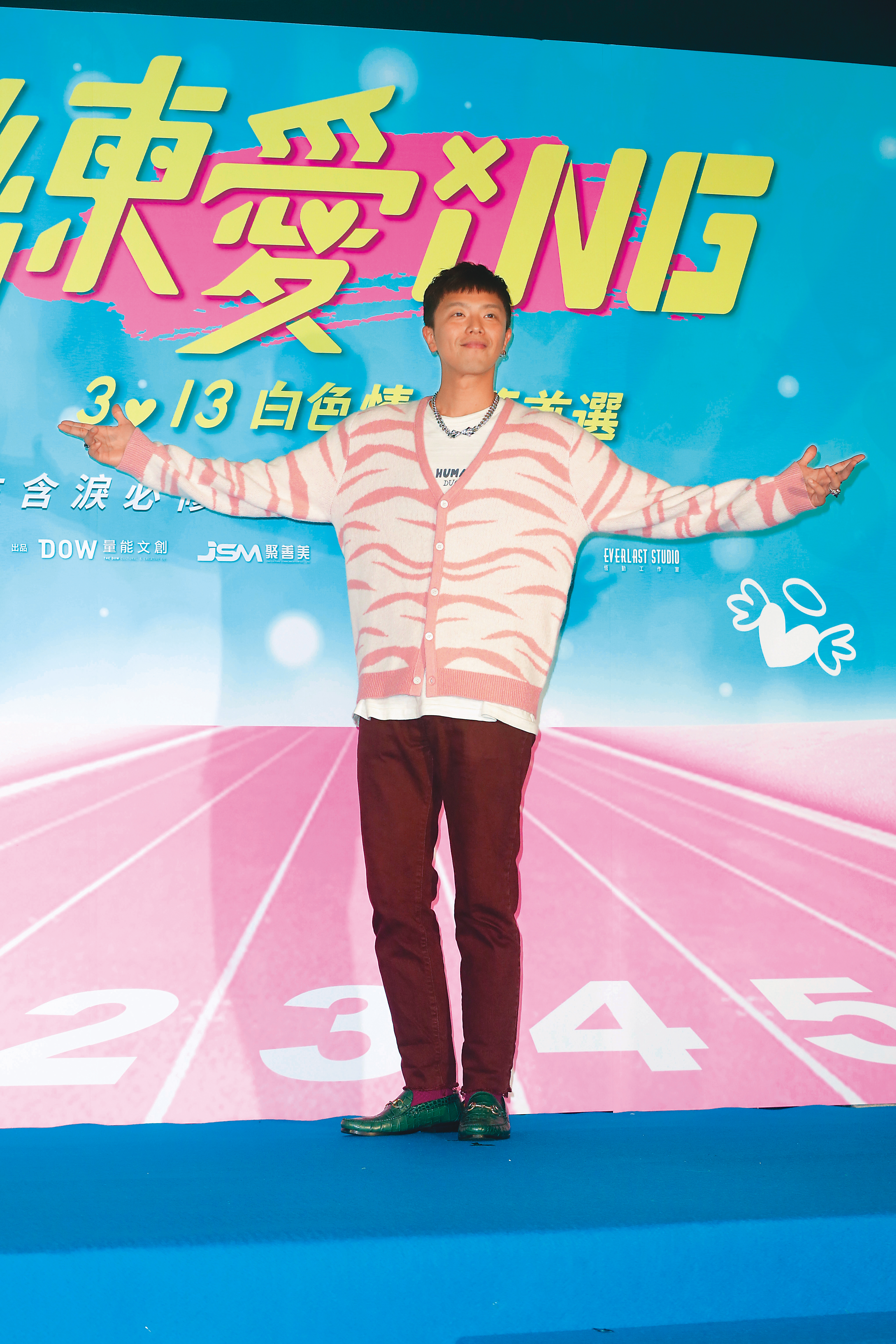 小鬼最近公開露面頻繁，張開雙臂之餘，還比AV界有名的金手指。