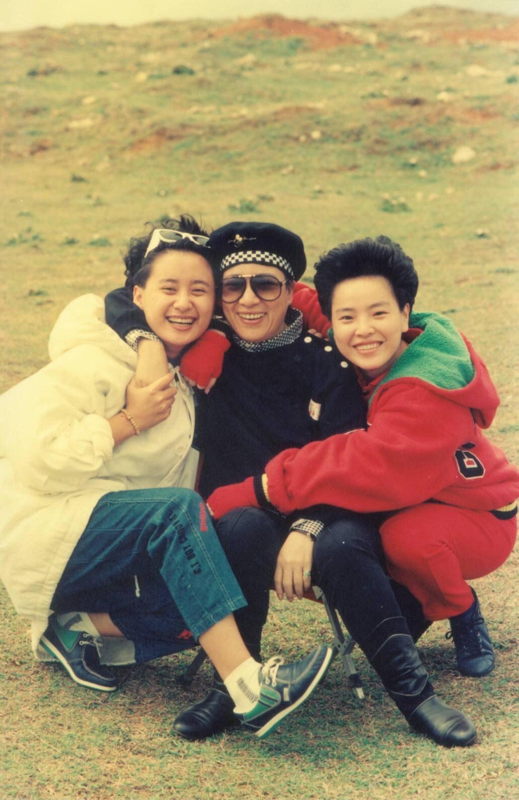 陳亞蘭(左)與紀麗如(右)自小受到小鳳仙的教導,也是小鳳仙最疼愛的後輩。(楊麗花歌仔戲提供)