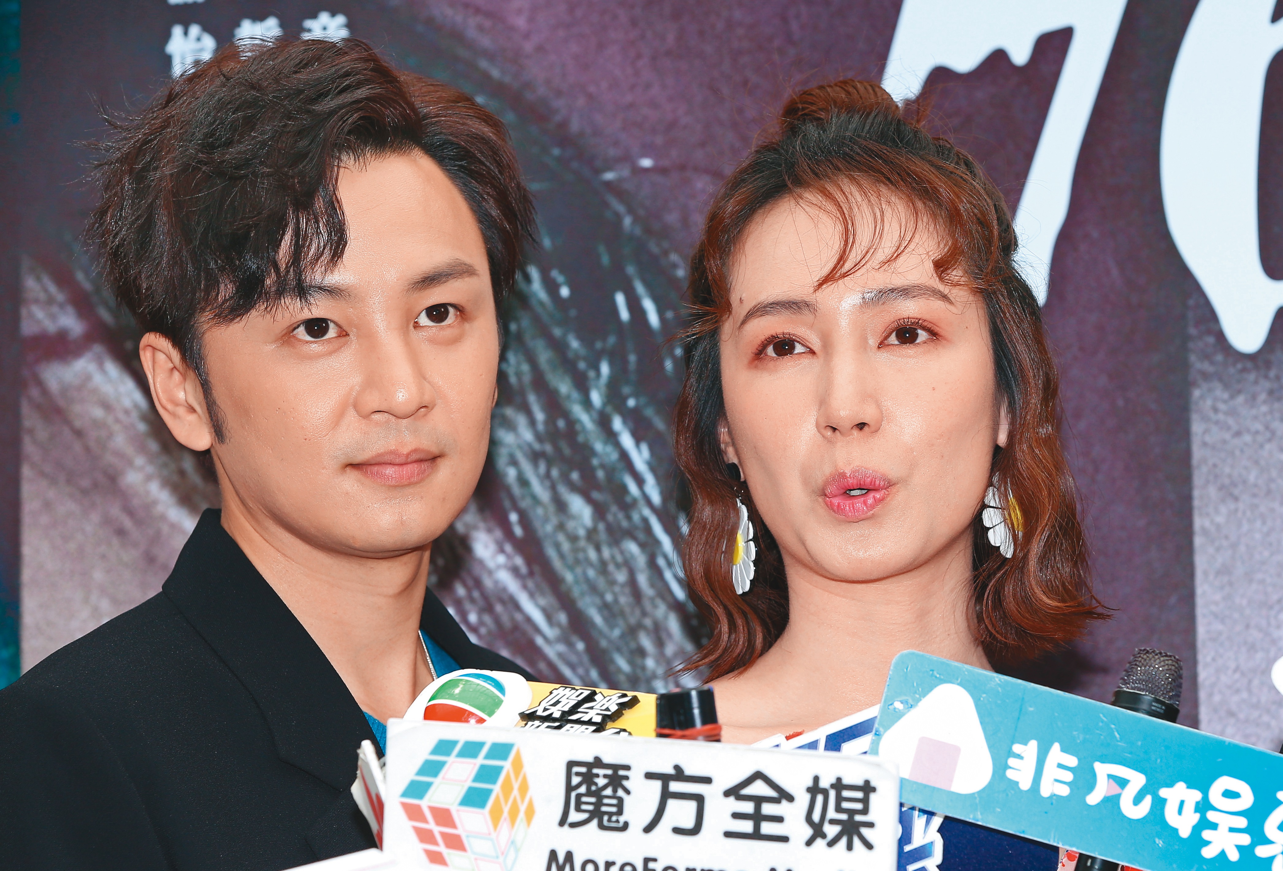 小薰其實臉生得也很駿，但她受訪時，展現出另種多變的羊駝風情。左為張書偉。