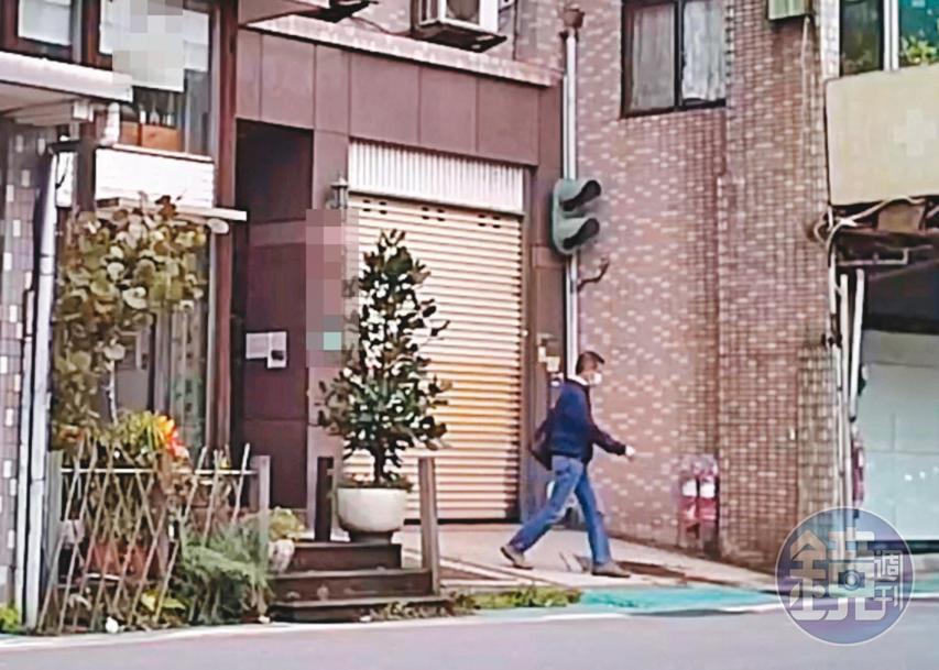 3/11 13 : 21 王浩每次結束幽會、步出華廈時，都會向左走，到停車場牽車。