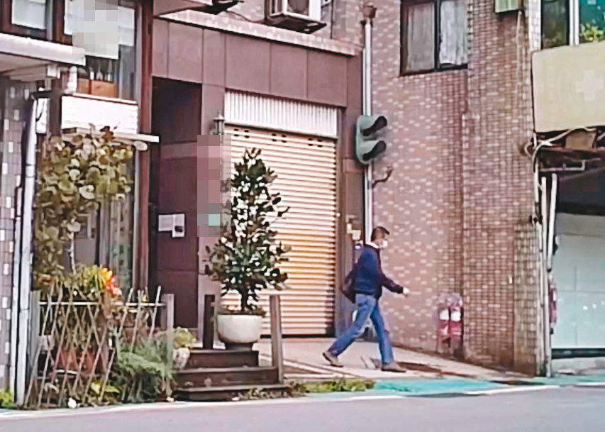3/11 13 : 21 王浩每次結束幽會、步出華廈時，都會向左走，到停車場牽車。