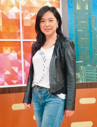 去年上同個節目,張鳳書顯瘦之外,還有媒體稱她「不僅美貌凍齡,身材也相當火辣,完全看不出生過小孩。」