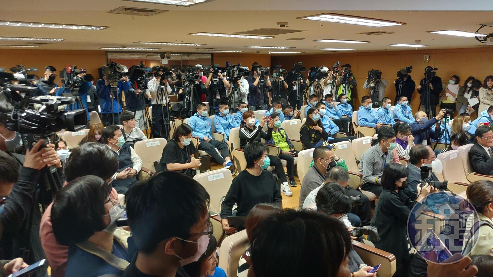 新北舉辦環狀線形象廣告發布會，室內會場擠滿了前來參加人潮。