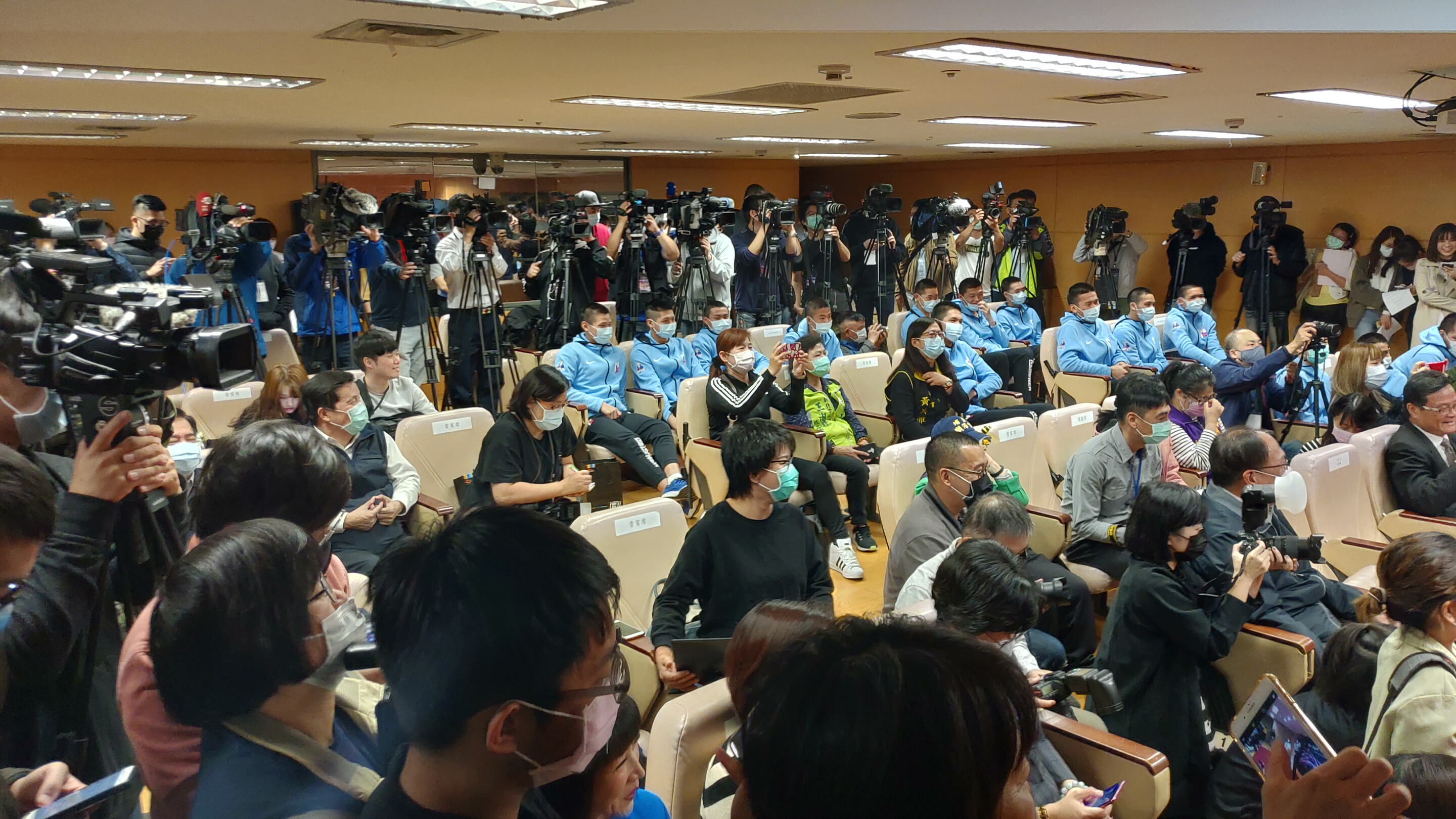 新北舉辦環狀線形象廣告發布會，室內會場擠滿了前來參加人潮。