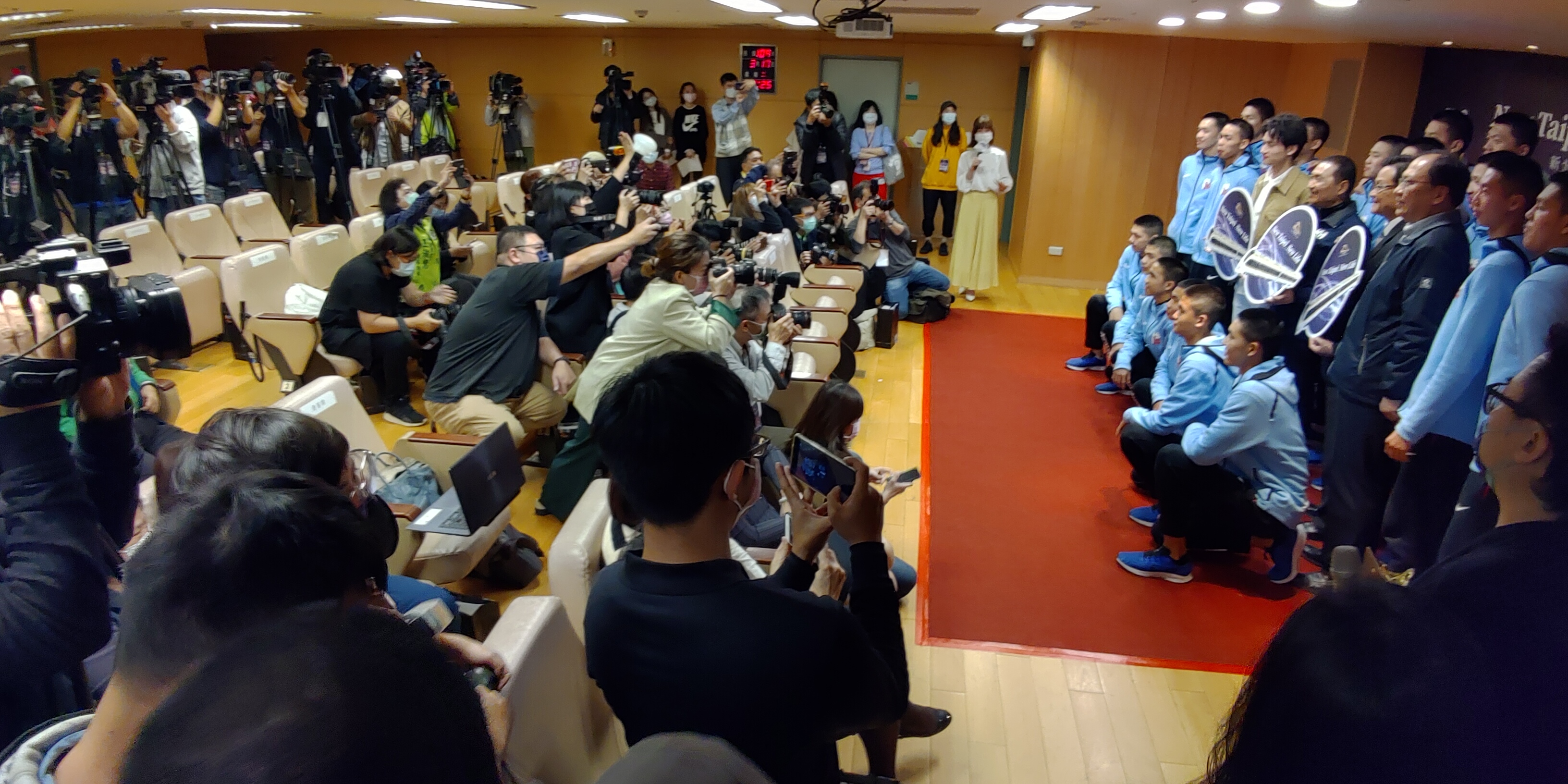 市長侯友宜在會後還與演出籃球員及相關局處長近距離大合照。
