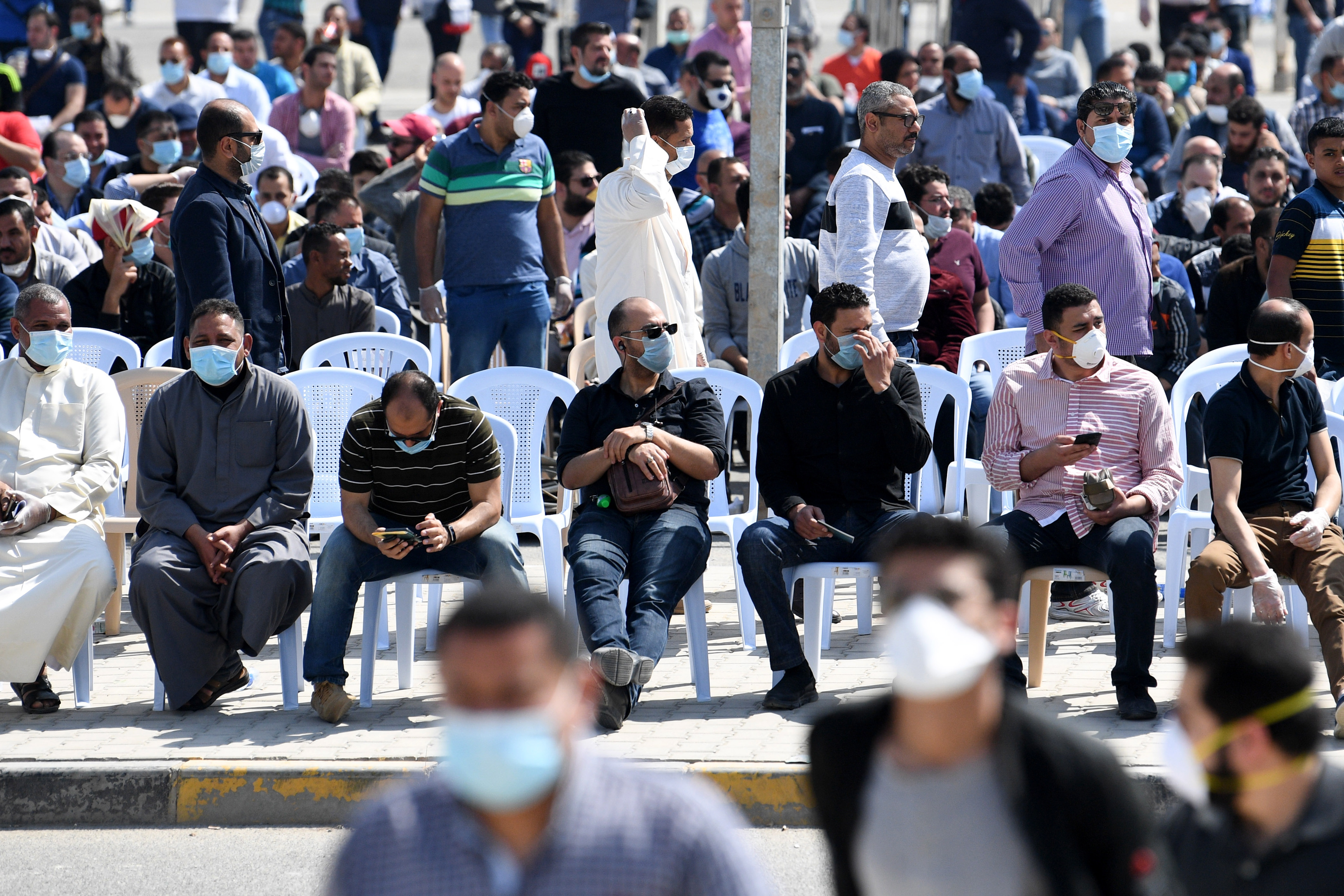 武漢肺炎疫情影響，大批在科威特的外籍移工，被迫結束工作等待返國。（東方IC）