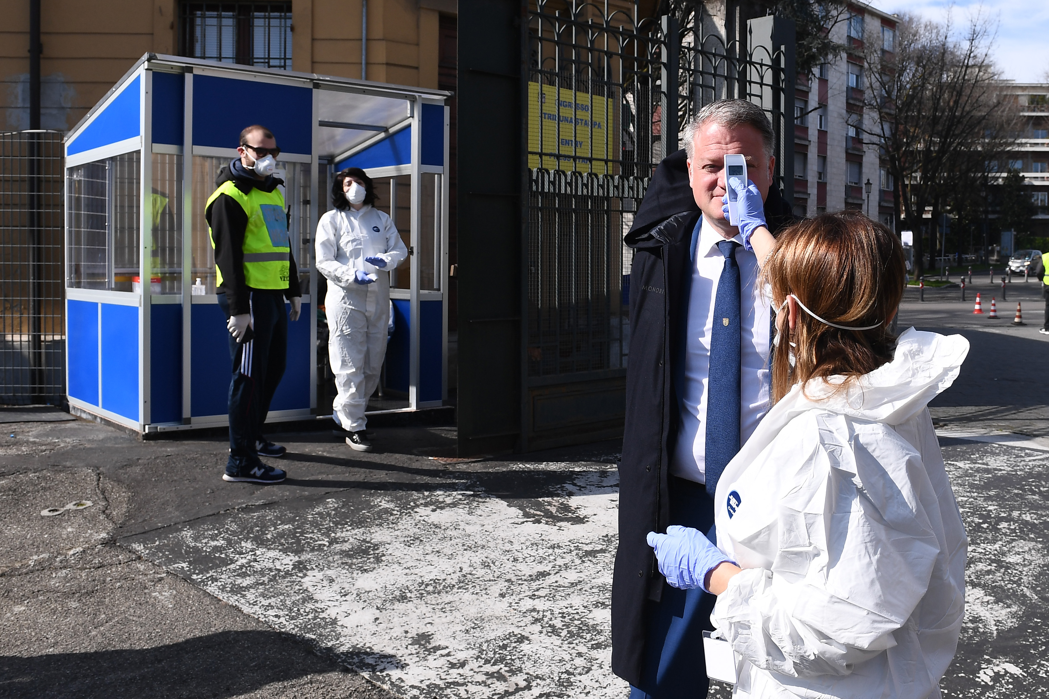 義大利確診逾1.5萬人、死亡人數破千，歐洲其他國家也相繼淪陷，除了義大利，西班牙、也宣布封城管制，逾10個歐洲國家關閉邊境。（東方IC）