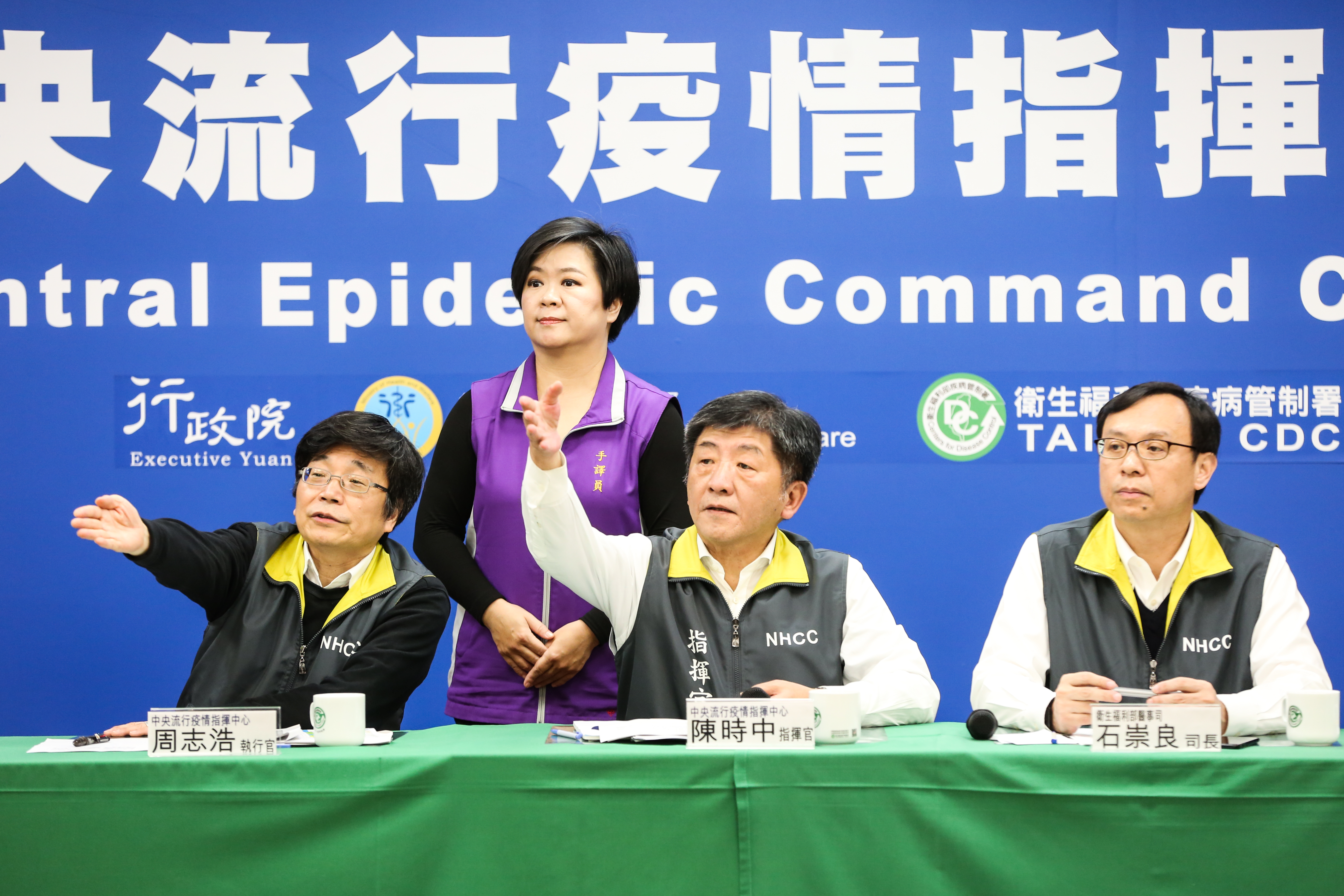 詹啟賢對政府和防疫官員的警覺性高、反應快表示肯定，圖右二為中央疫情中心指揮官陳時中。