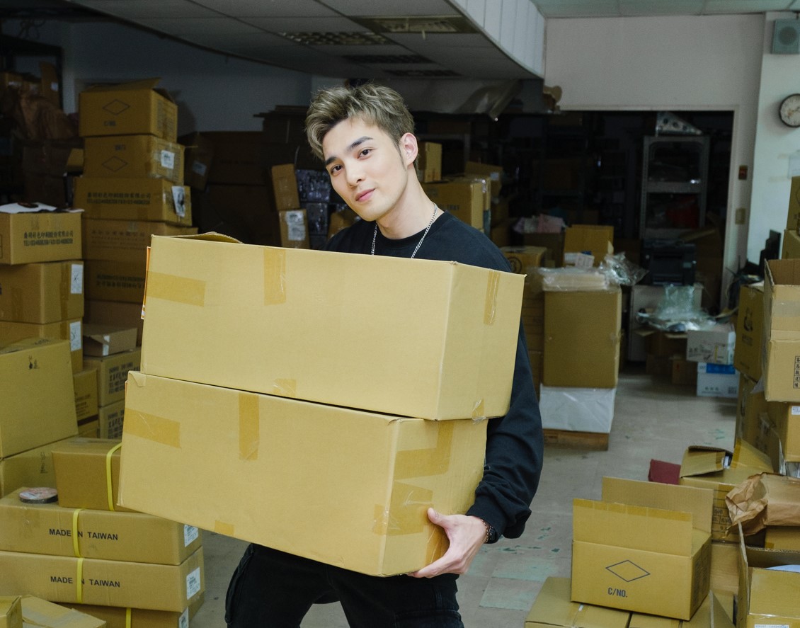 為了彌補取消簽唱會，無法與粉絲面對面的缺憾，黃偉晉前往包裝廠，在限量精裝版的歌詞本上一一為粉絲簽名。（愛貝克思提供）