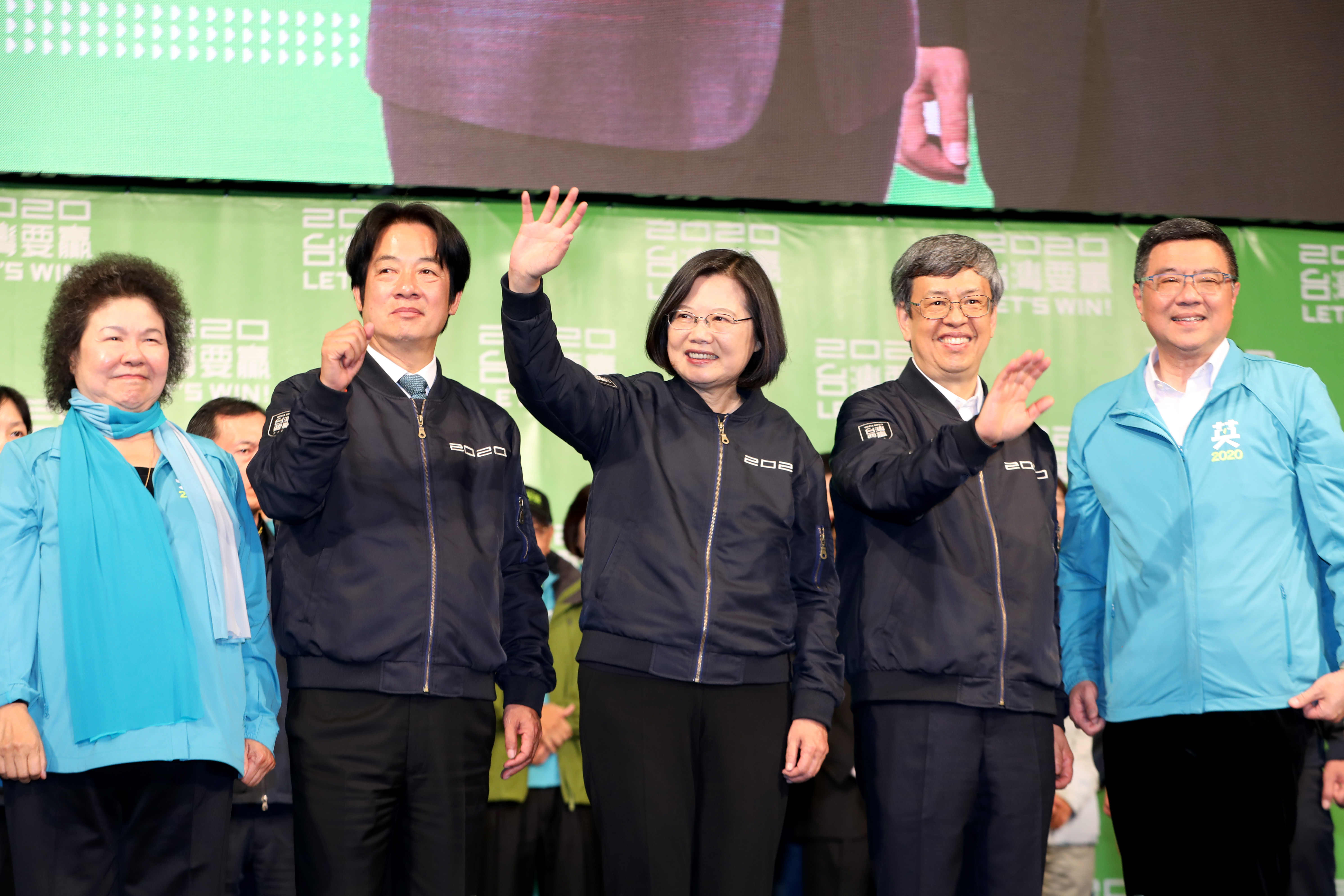 總統蔡英文與副總統當選人賴清德今年一月勝選當日穿的黑色飛行外套「BT飛行外套」，預定後天（19日）開賣。