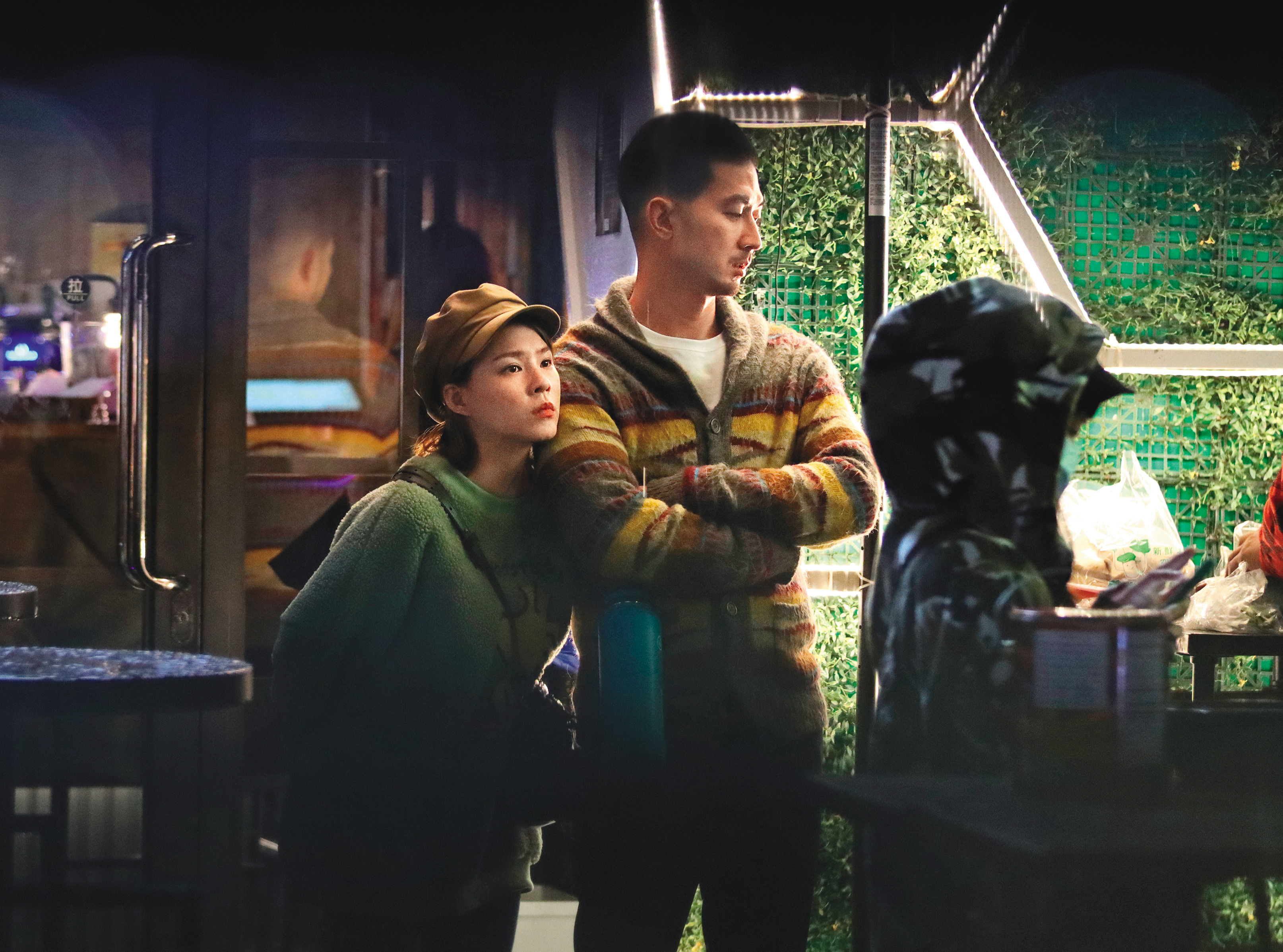 剩2人獨處時，熊熊靠著言明澔的肩膀，一副「小熊依人」的模樣。