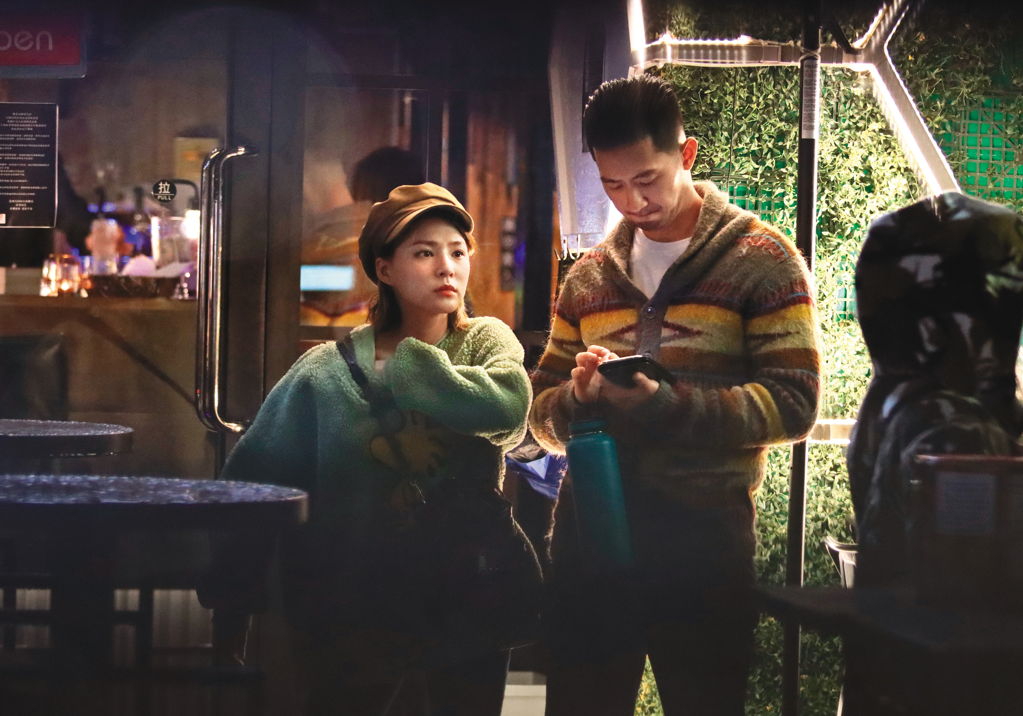 熊熊（左）和言明澔相處透著毫不掩飾的親暱感，熊熊甚至當著男生的面喬奶。