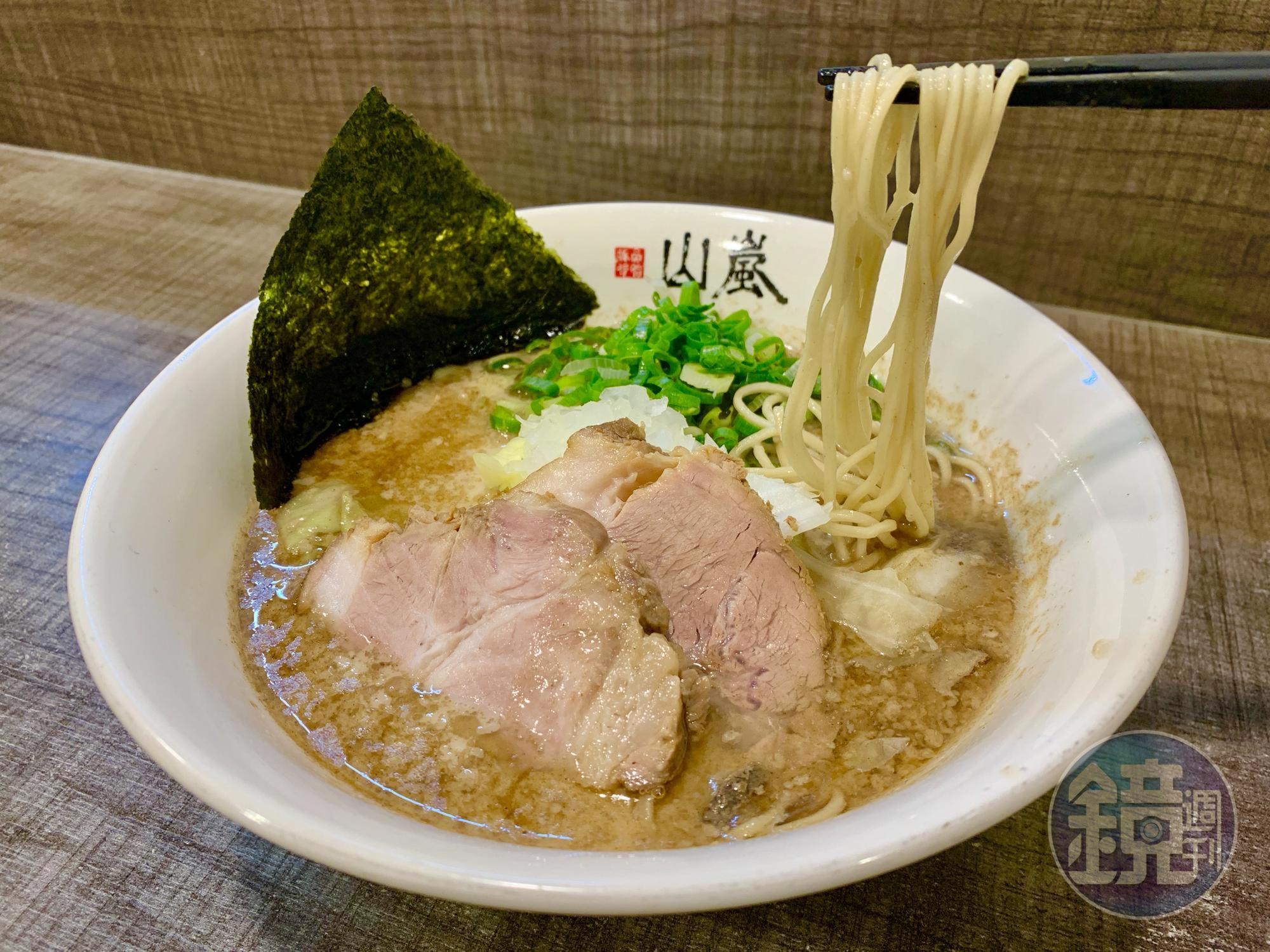 「山嵐拉麵」的口味選擇不多，但湯頭味道濃郁，食材處理到位。