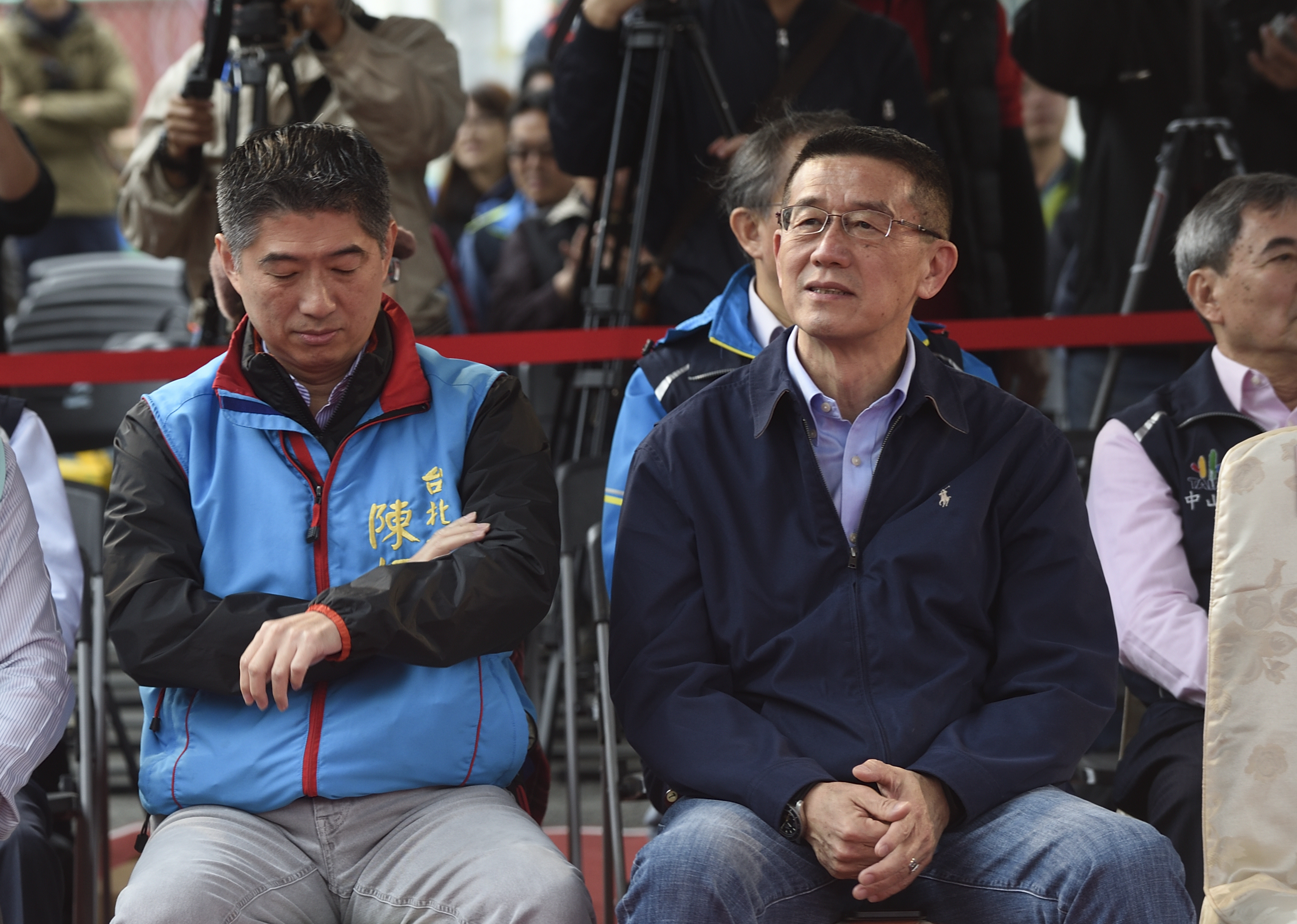 台北市資深議員王浩（右）出身媒體，曾當過主播。