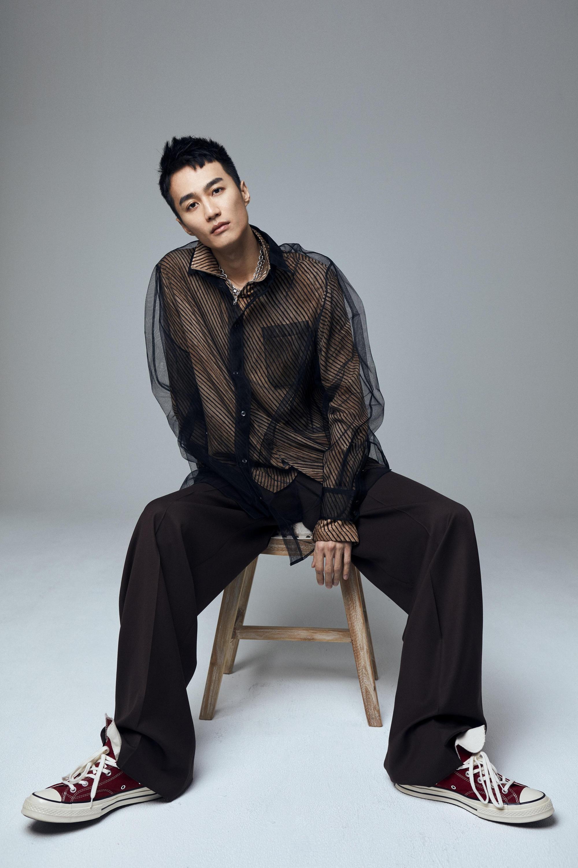 李英宏新專輯《水哥2020》,唱出從出道前至今的生活日常,包括工作、家庭、愛情甚至是人性。(顏社提供)