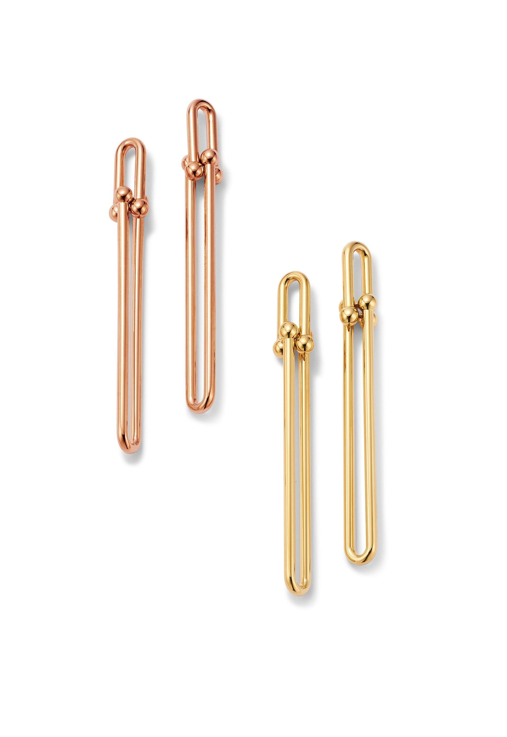 Tiffany HardWear Link鏈結設計垂墜耳環(左)18K玫瑰金、(右)18K金,各NT$71,000。(Tiffany & Co.提供)