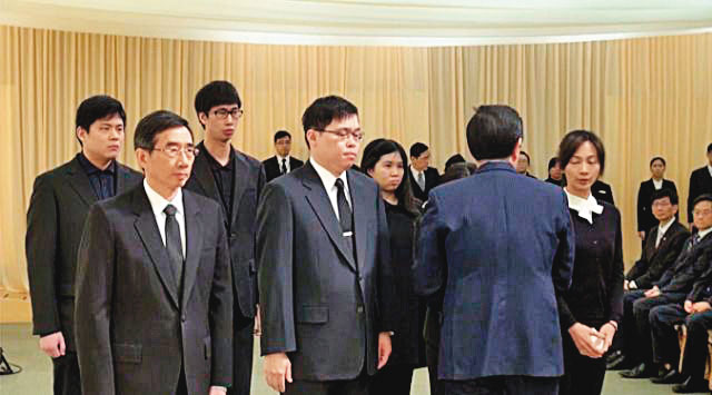 2016年張榮發過世，由大房長子張國華（前左）籌辦喪事，二房獨子張國煒（前中）也列席。（長榮提供）