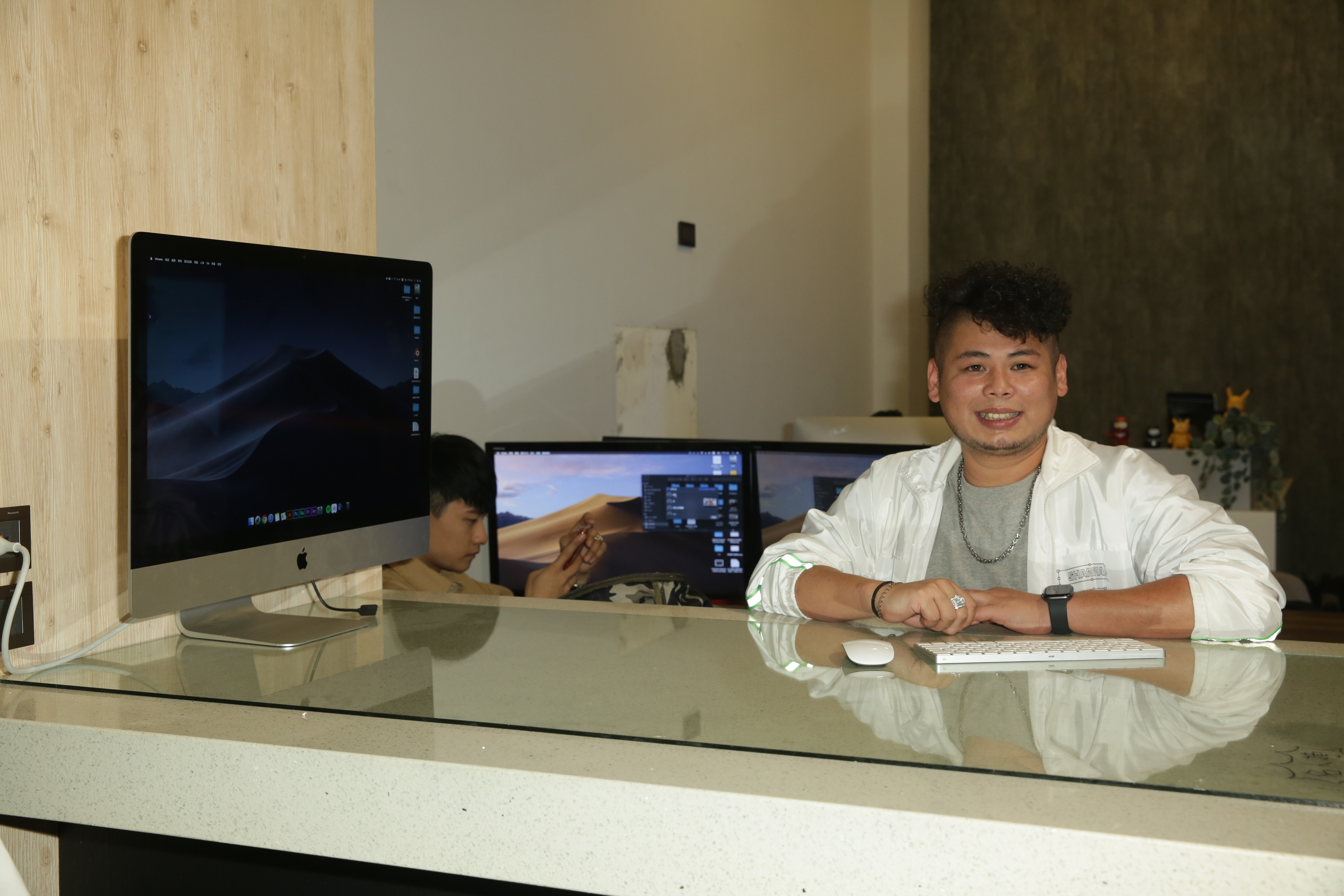 游否希成立工作室,自己當老闆。