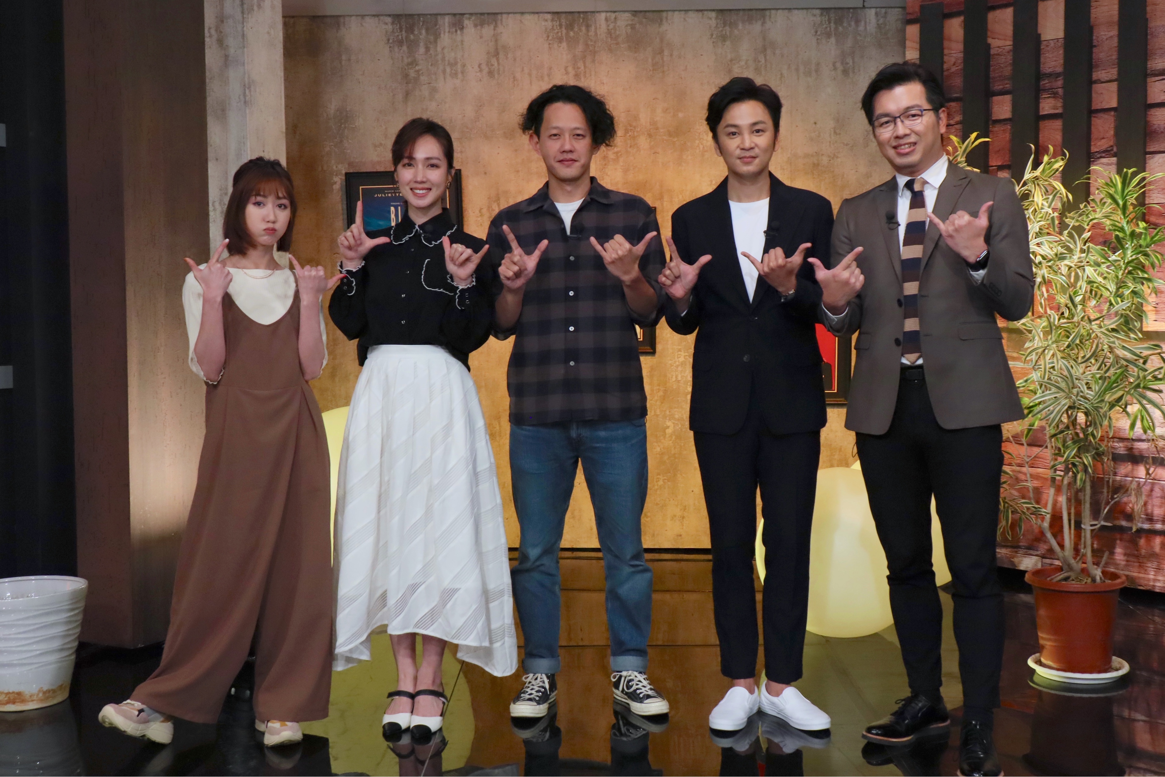 主持人瑪麗（左起）、小薰（黃瀞怡）、導演莊絢維、張書偉、主持人鄭偉柏（E!Studio藝鏡到底提供）