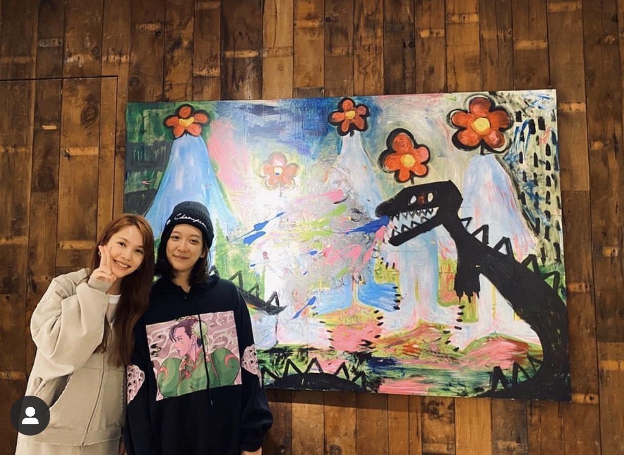 楊丞琳參觀孟耿如的個人畫展。(翻攝自楊丞琳IG)