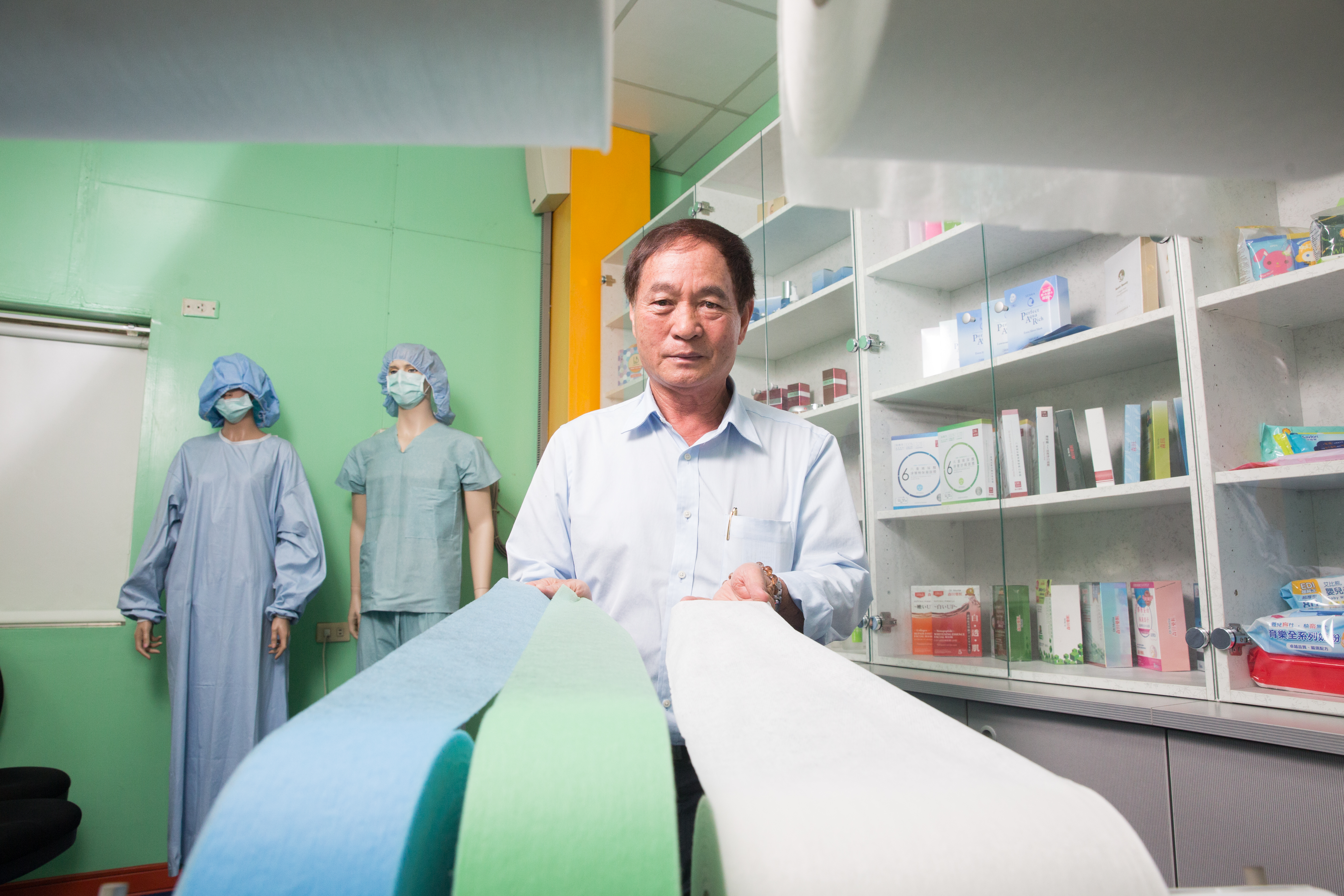 南六企業董事長黃清山總說自己很「憨慢」，這個吃番薯籤長大的窮小孩，成為台灣防疫的重要後盾。