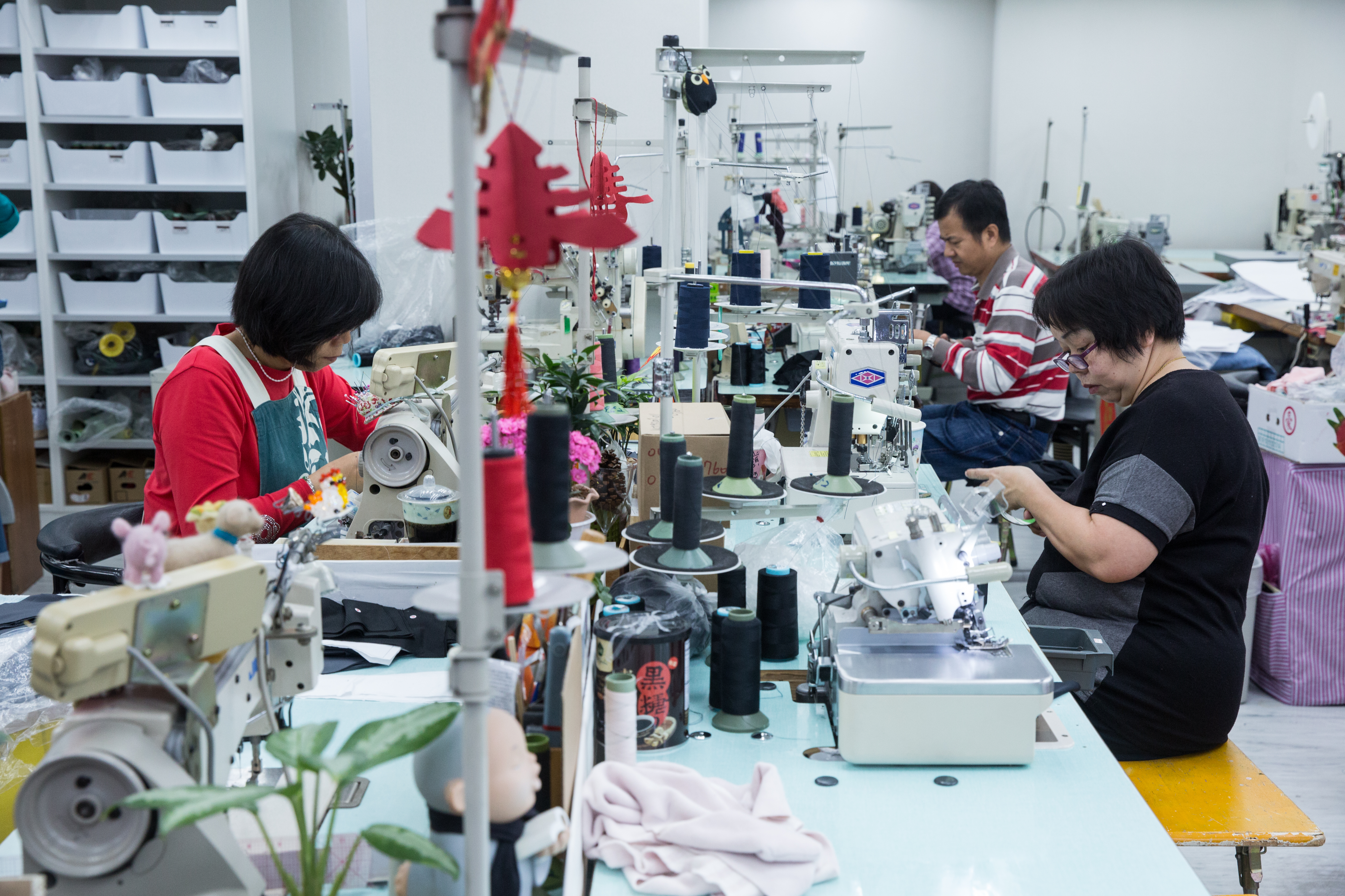 為了快速反應市場變化,聚陽引進專業人才發展特殊成衣加工。