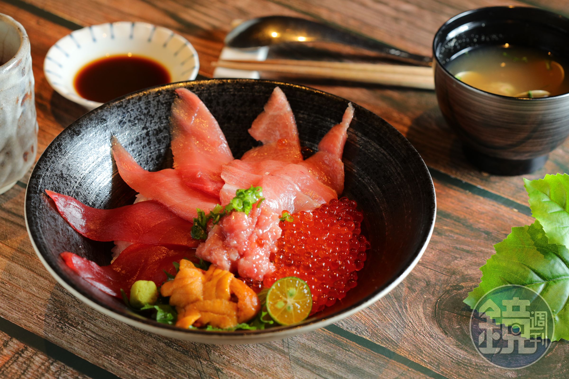 「日本極上黑鮪丼」特選頂級黑鮪魚的三種部位，新菜單上市的前6天，早鳥20名還可享主餐買一送一的優惠。（1,680元／套餐）