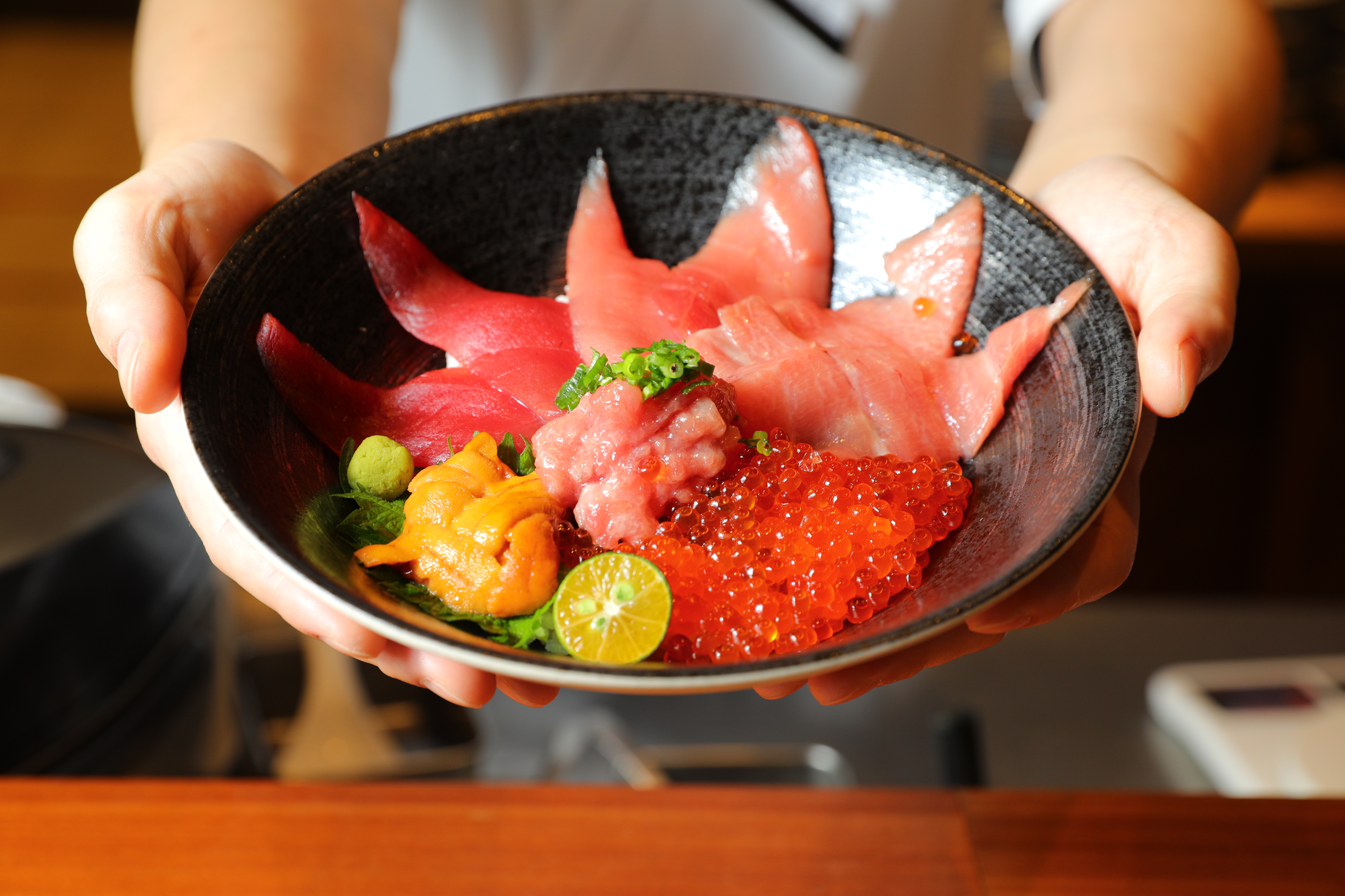 「日本極上黑鮪丼」可說是奢華食材的大集合，吃巧也能吃飽，每天限量供應。（1,680元／套餐）