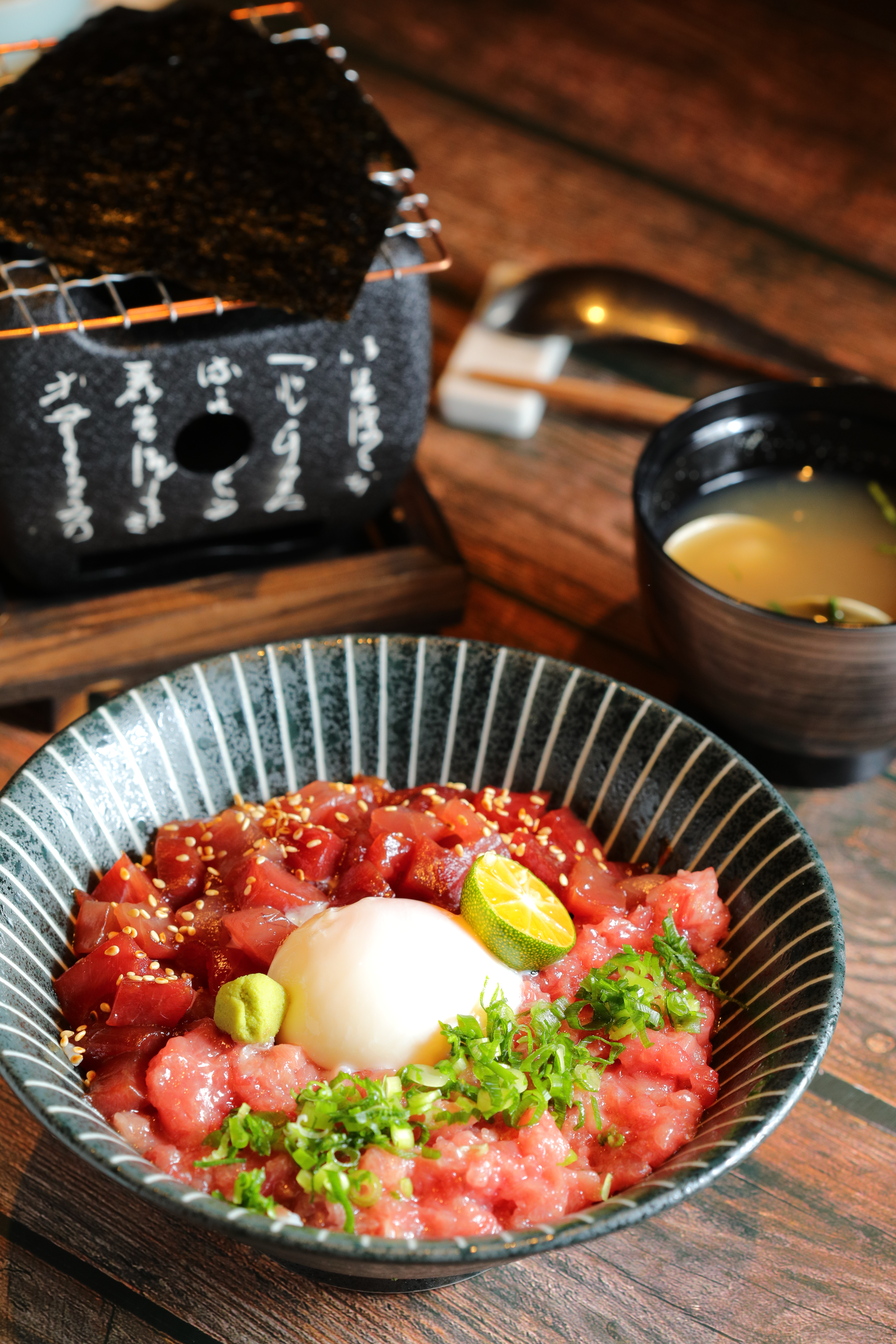 講究兩重式吃法的「蔥黑鮪丼」，可以裹蛋汁同吃，也可以包海苔吃，是黑鮪魚的經濟之選，同樣每日限量供應。（450元／份）