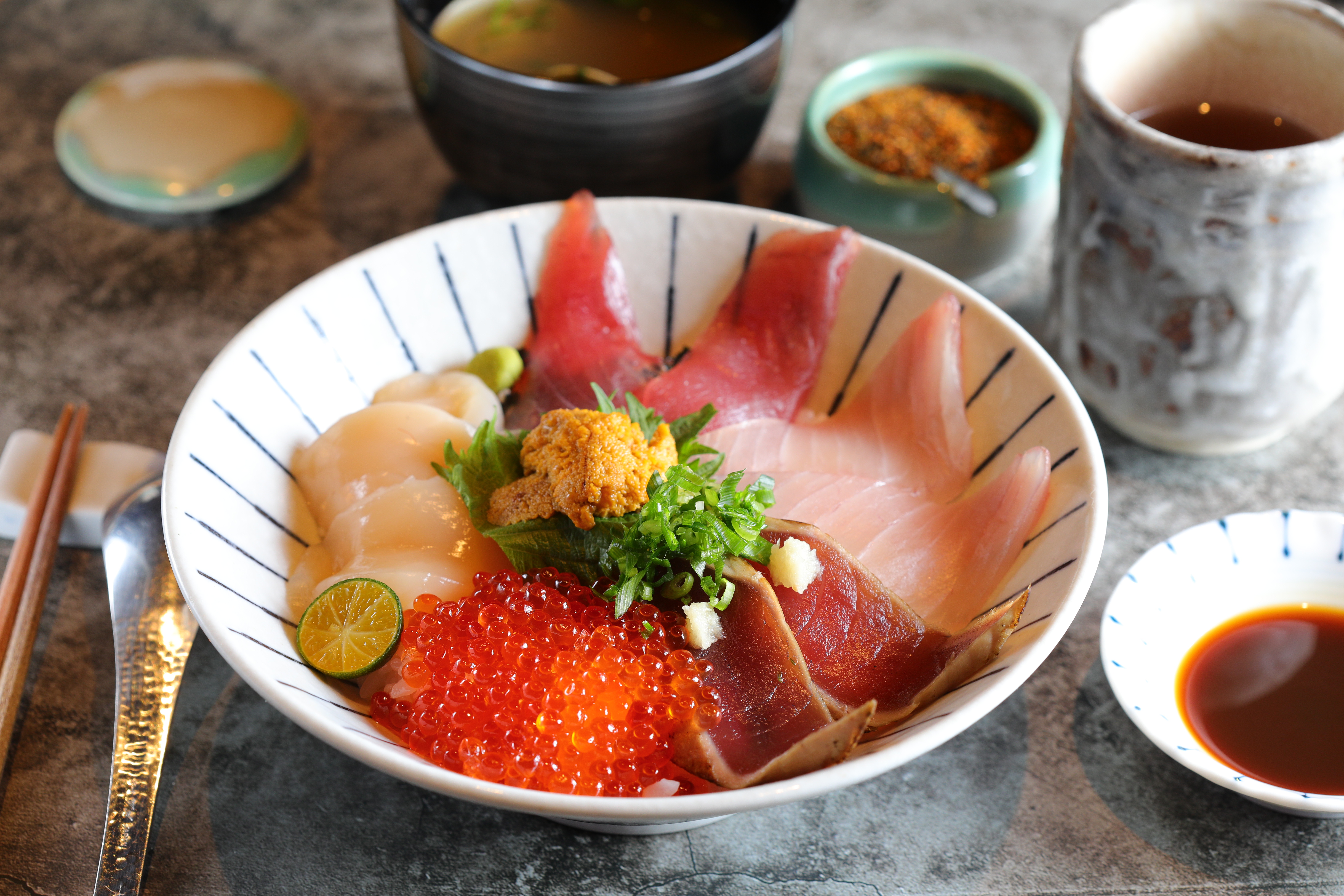 「時令鮮魚海鮮丼」可一次吃到6種新鮮食材，最能滿足海鮮控。（580元／份）