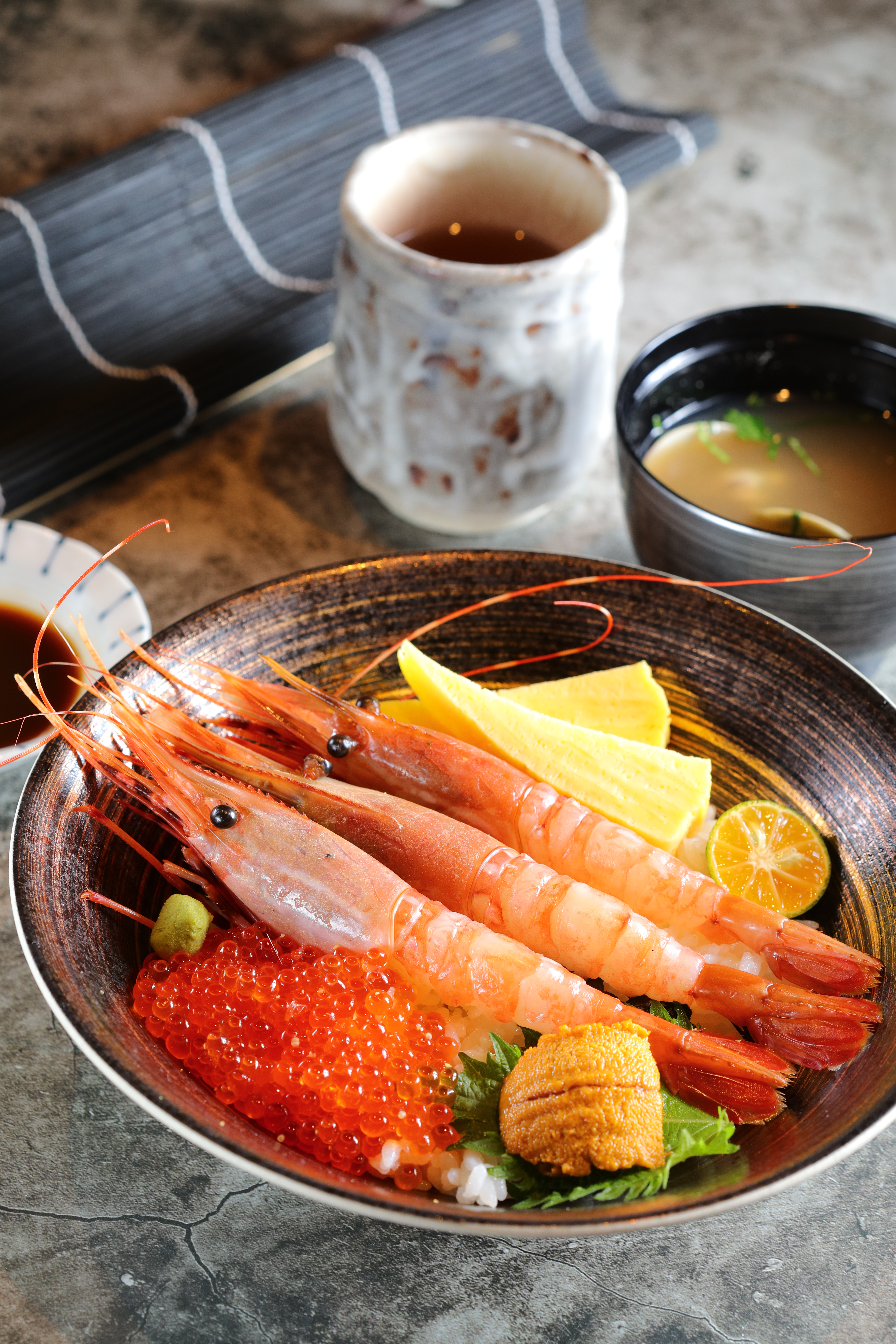 喜歡吃生蝦、海膽的人，一定要選「牡丹蝦海鮮丼」。（980元／份）