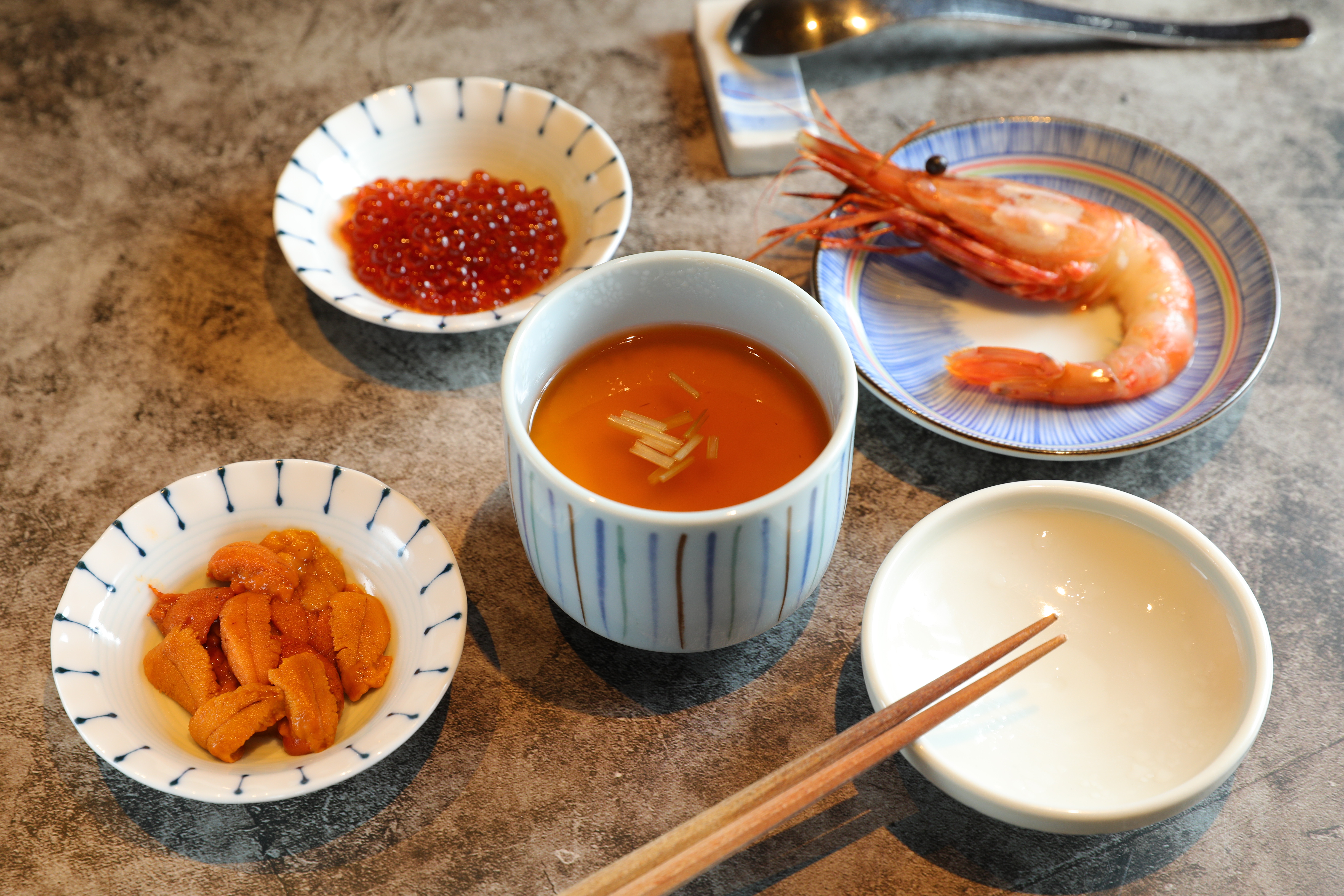 如果嫌吃不過癮，還可以單點各種食材。（加拿大海膽210元／格、鱒魚卵160元／30g、牡丹蝦290元／尾、干貝鮮蝦茶碗蒸120元／碗）