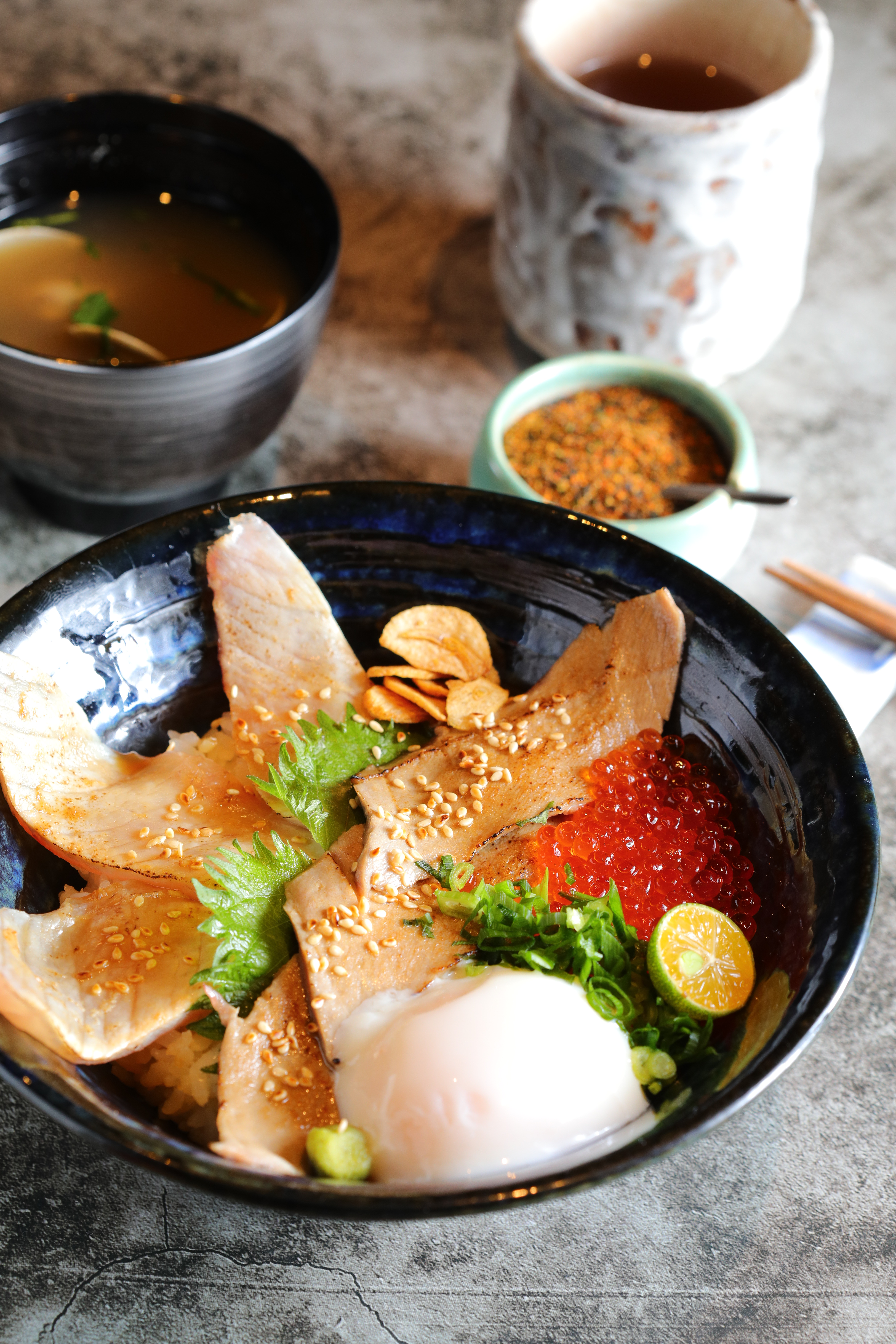 「炙燒日本黑鮪丼」有3種建議吃法，風味各有不同。（880元／份）
