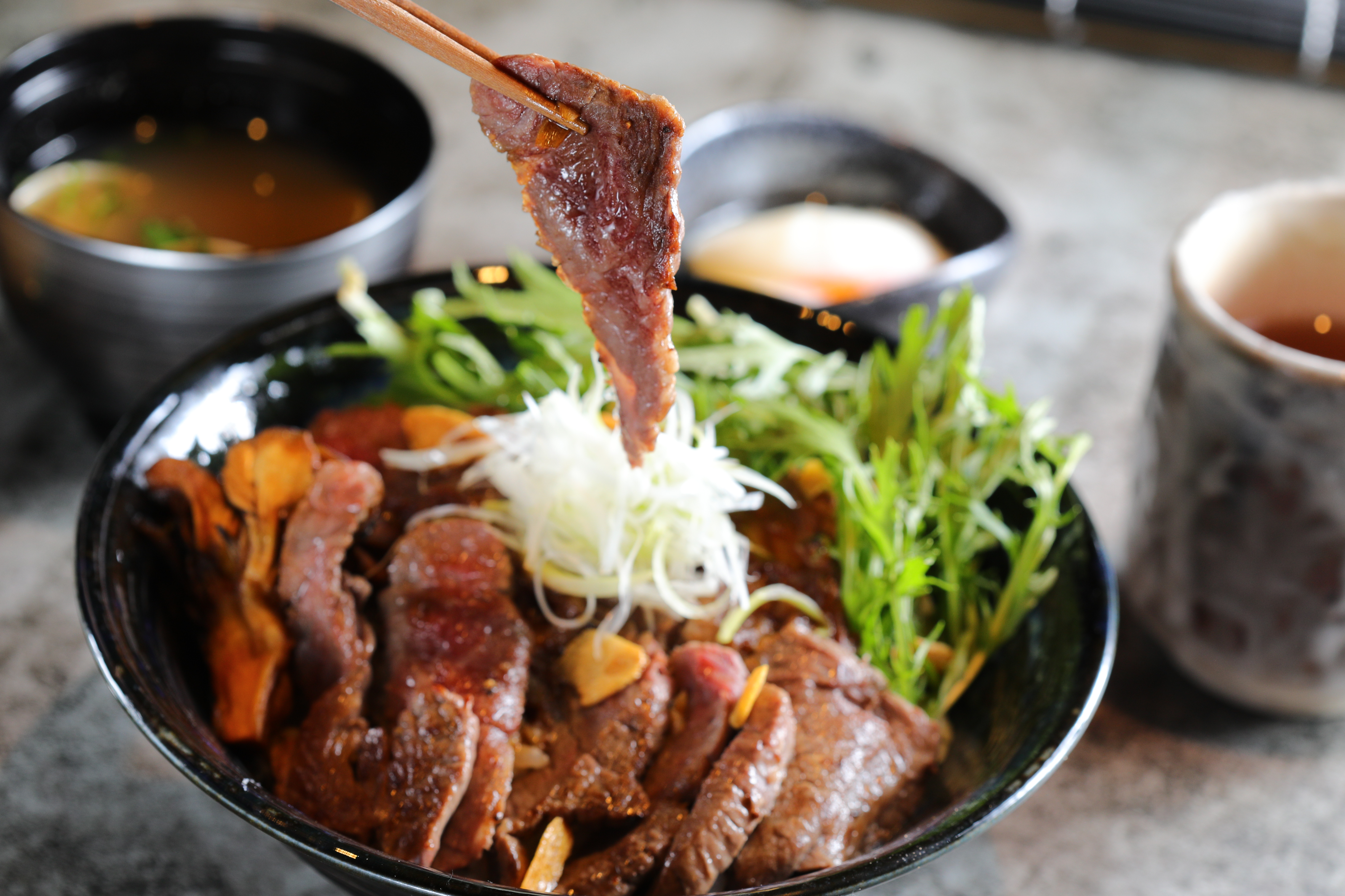加入日本社長祕製醬汁的「澳洲和牛排丼」，能讓肉食者大滿足。（820元／份）