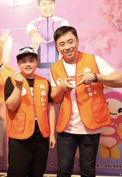 小小彬(左)向父親小彬彬表示想少接戲,多做公益。(翻攝自溫兆宇臉書)