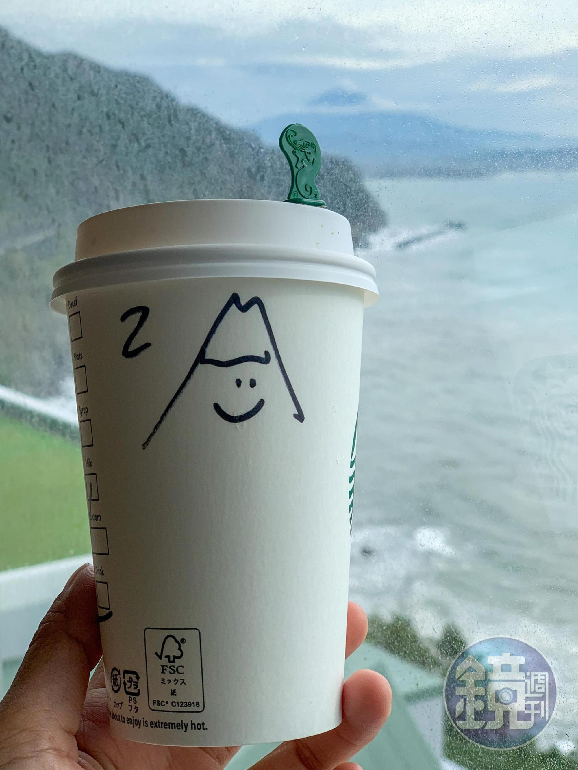 拿下杯套發現星巴克店員在杯子上畫了富士山,可愛的小驚喜。