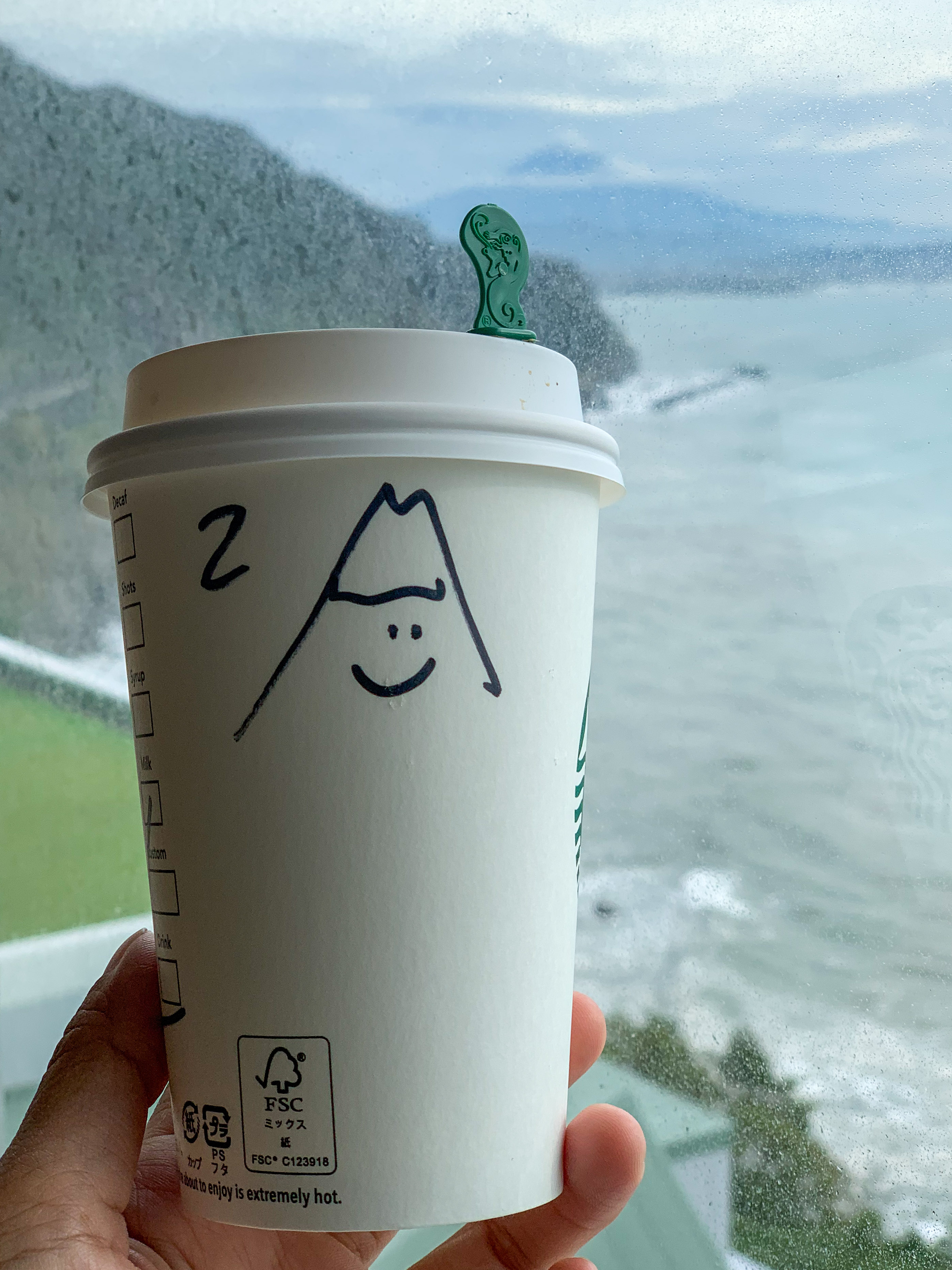 拿下杯套發現星巴克店員在杯子上畫了富士山，可愛的小驚喜。