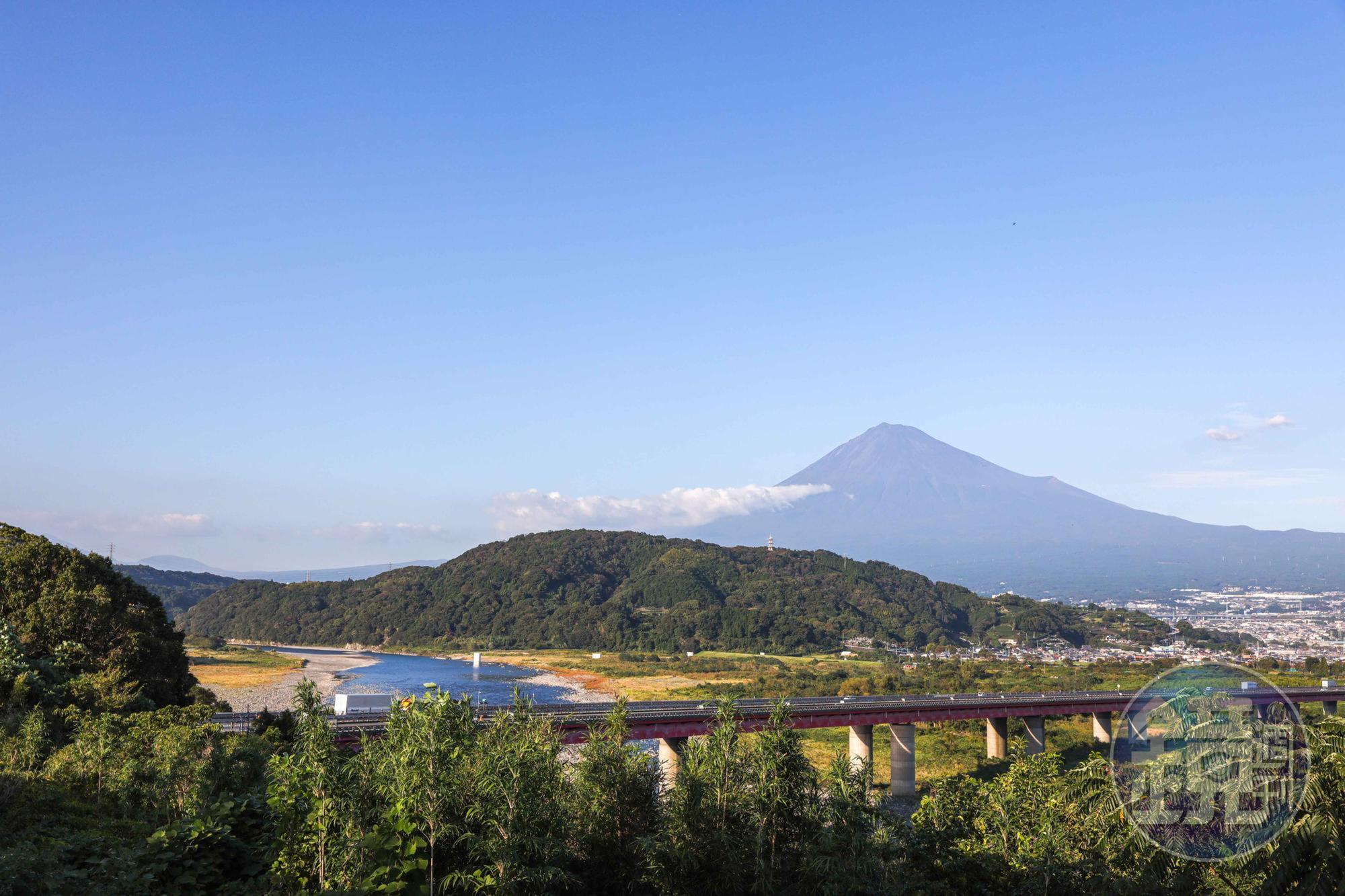颱風攪局,以為這趟旅行大概與富士山無緣,未料星巴克富士川店戶外座位就能看見整座富士山。