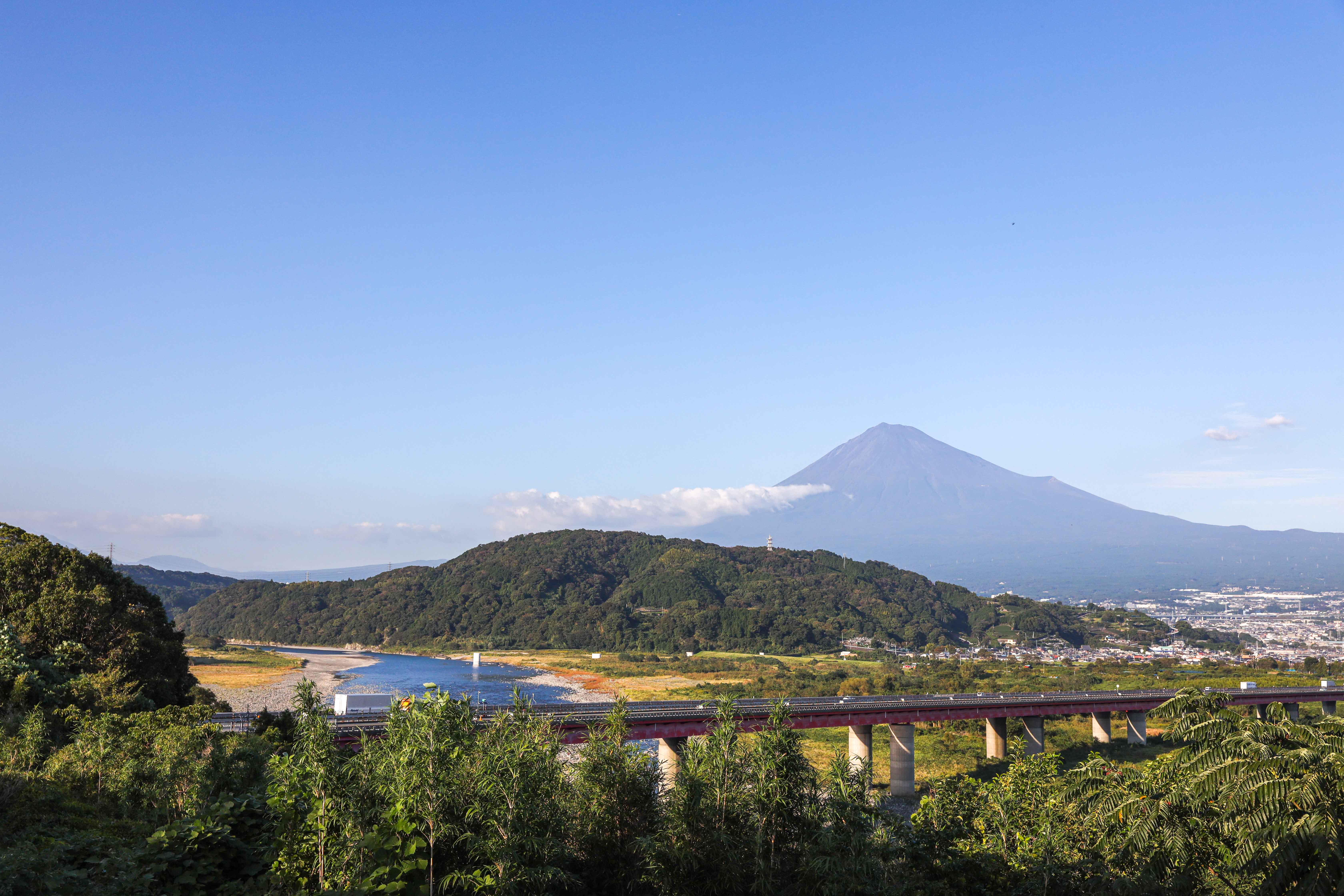 颱風攪局，以為這趟旅行大概與富士山無緣，未料星巴克富士川店戶外座位就能看見整座富士山。