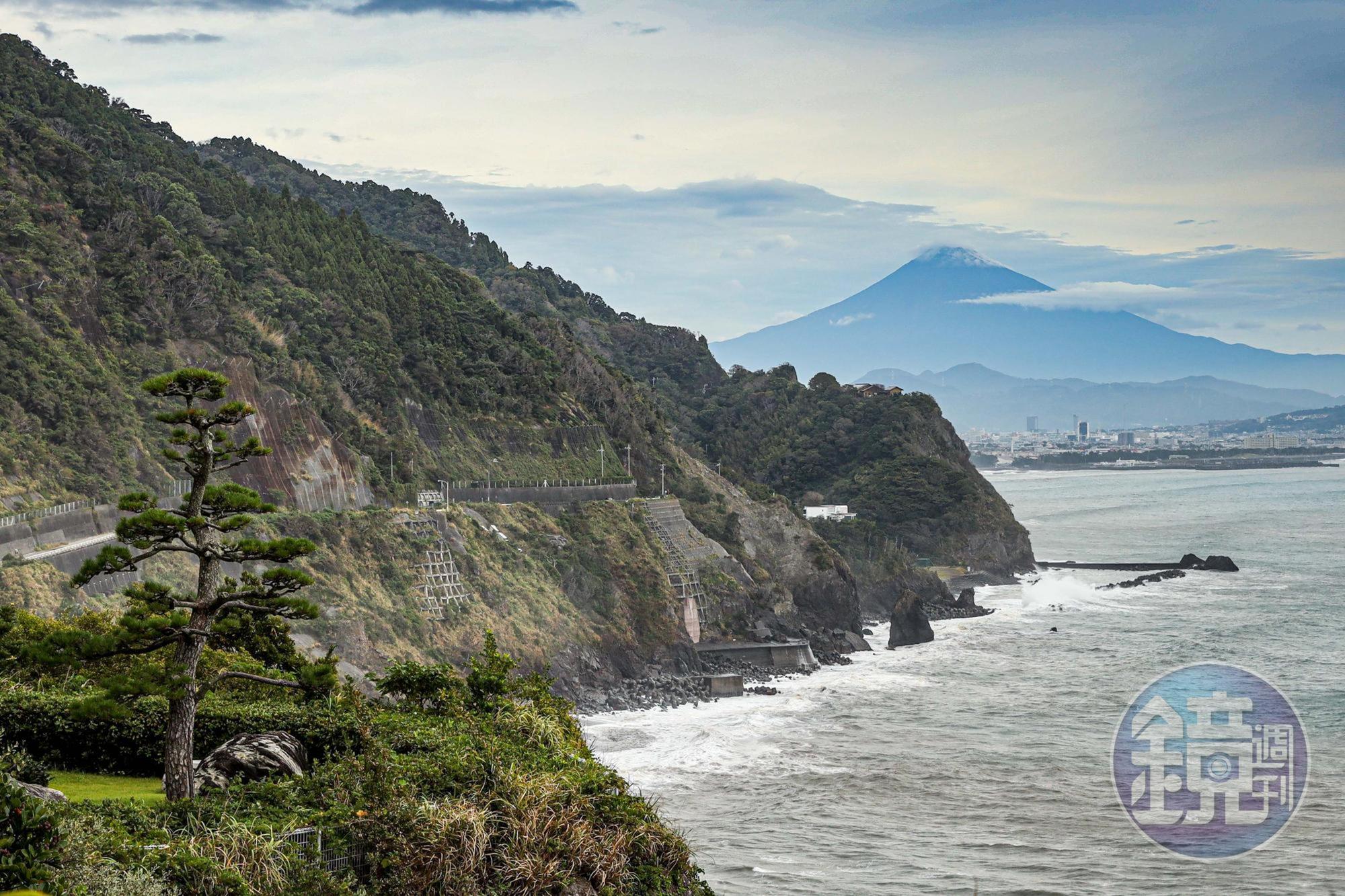 日本天皇曾入住的松風閣溫泉旅館,以可俯瞰整個駿河灣、遠眺富士山而聞名。
