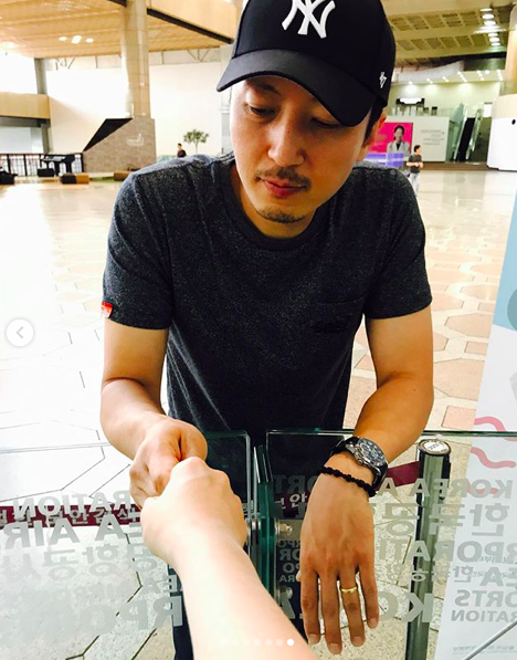 天心與老公分開兩地但感情好，天心曾拍下各種手握在一起的照片。（翻攝自天心IG）