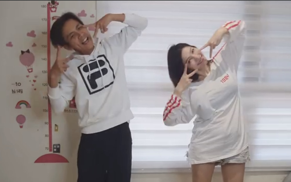 阿翔揪愛妻合體拍攝洗手防疫影片。（圖/翻攝自浩角翔起笑一個臉書）