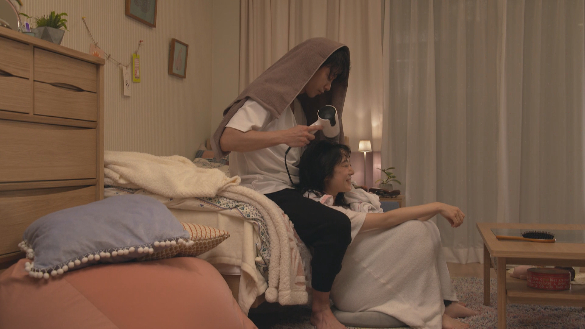 佐藤健為白石萌音吹頭髮，讓許多女粉絲心都融化了。（friDay影音提供）