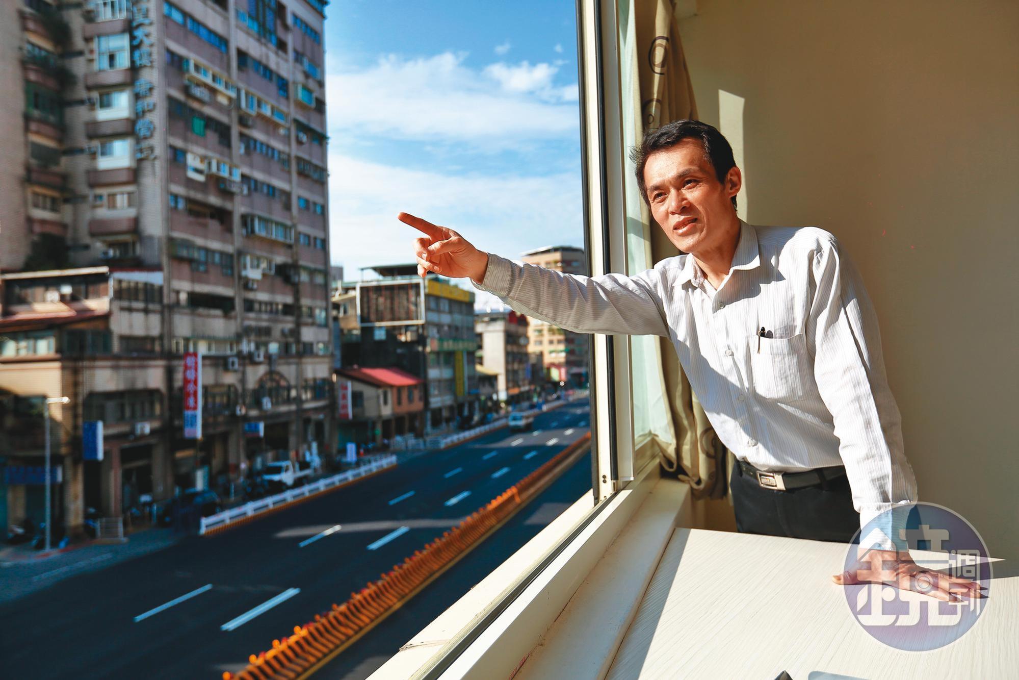 指著原本重慶南路高架橋的位置,聶建中表示自從今年春節拆橋後,視野變寬,房價也上漲。
