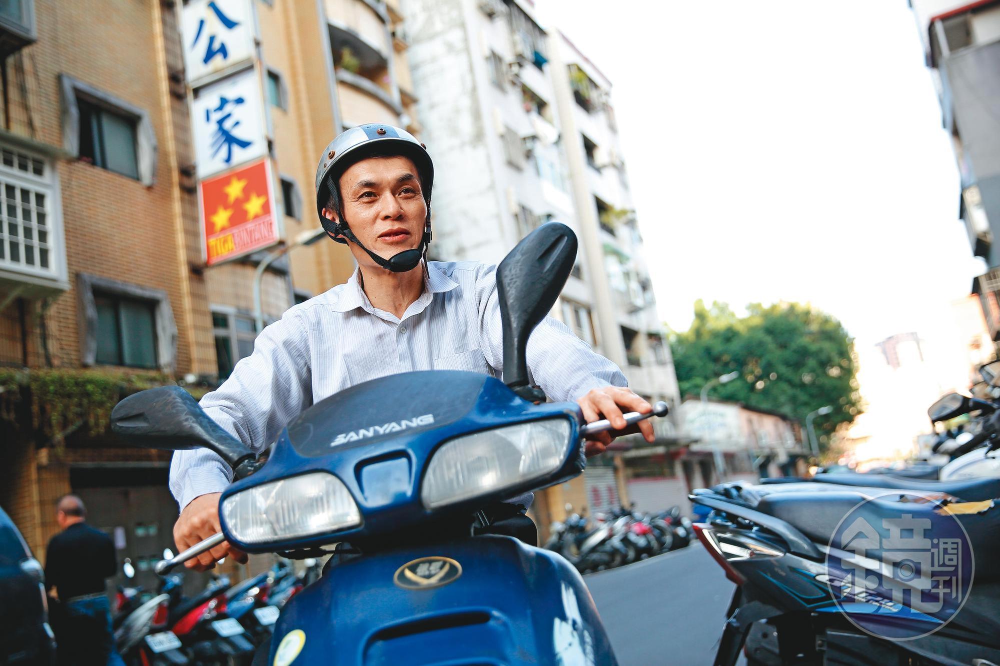 選對地段房價才有增值保障,聶建中喜歡騎著機車,巡視物件生活機能。