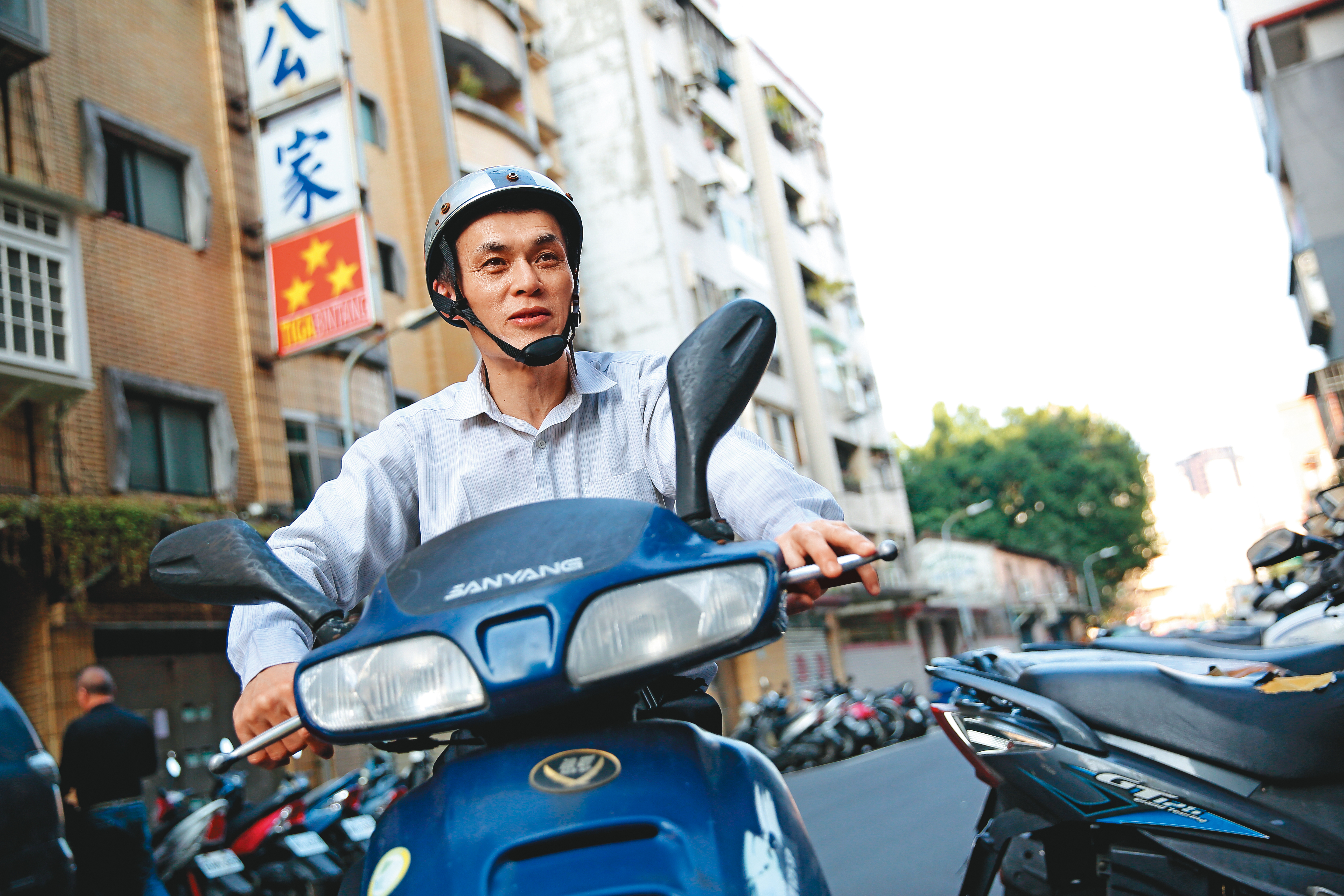 選對地段房價才有增值保障,聶建中喜歡騎著機車,巡視物件生活機能。