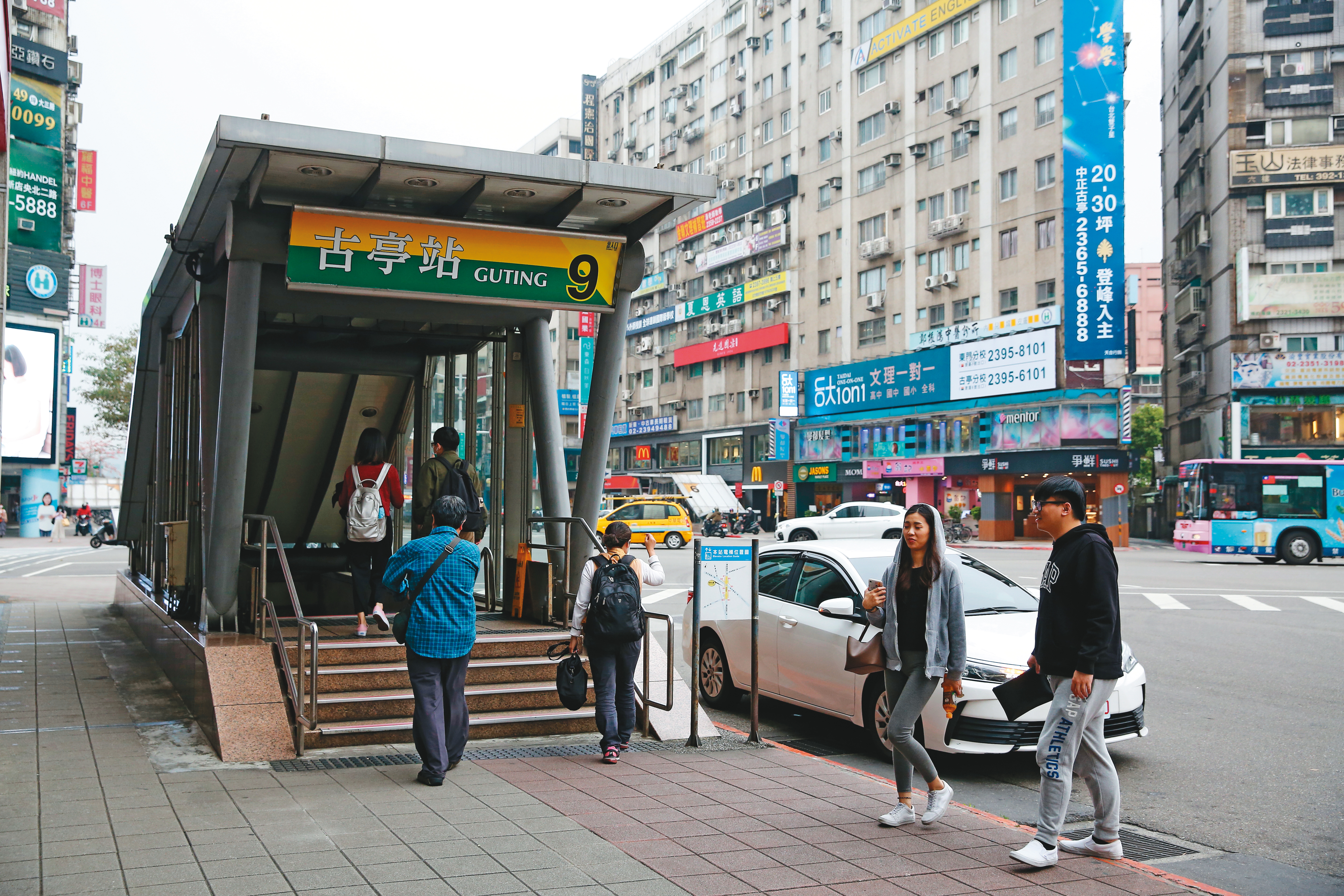 聶建中選擇離捷運古亭站步行僅需十分鐘、生活機能佳的物件下手。