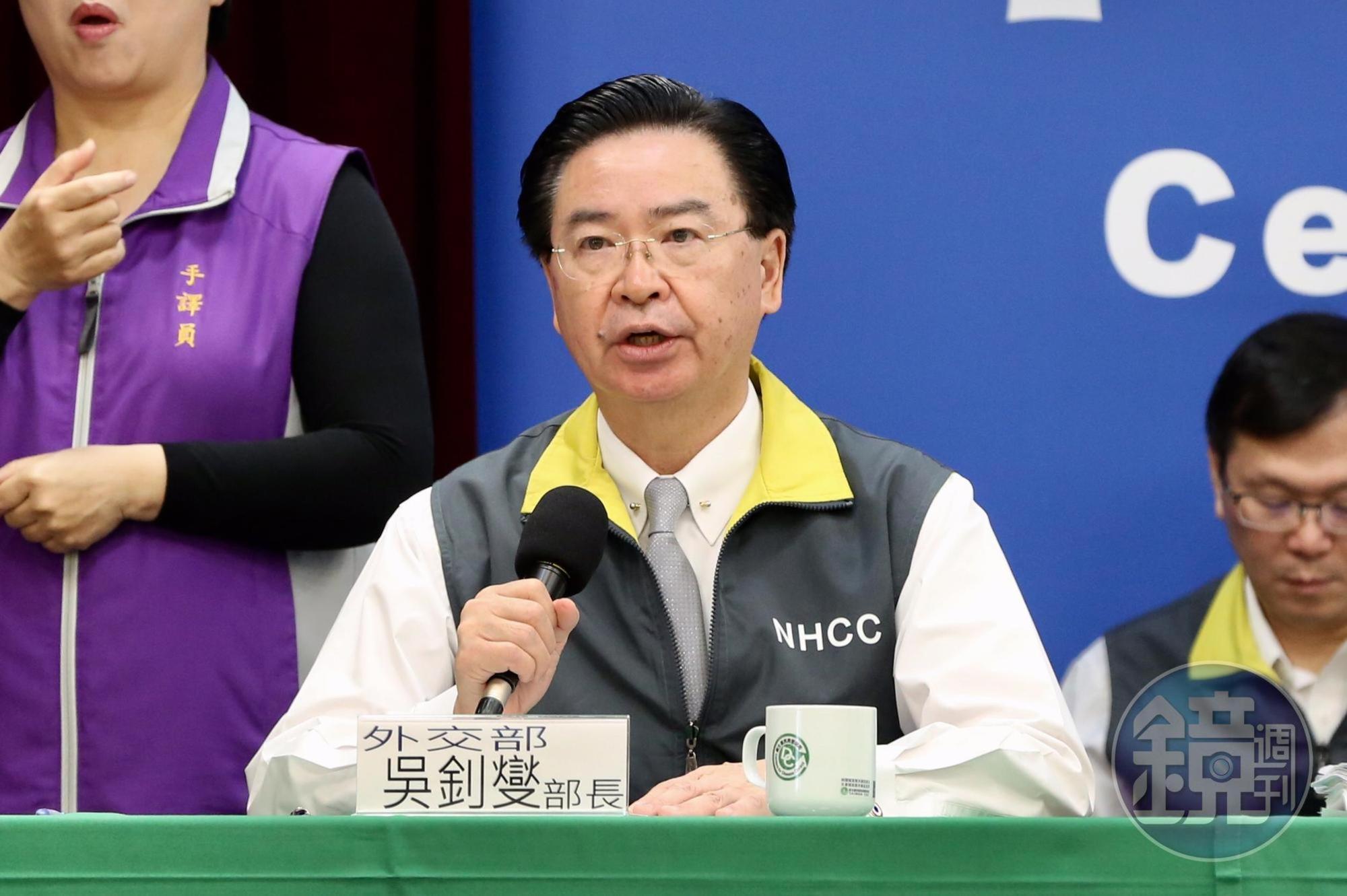外交部長吳釗燮宣布台美合作攜手防疫,台灣將在口罩產能穩定後,每週提供10萬枚口罩給美方。