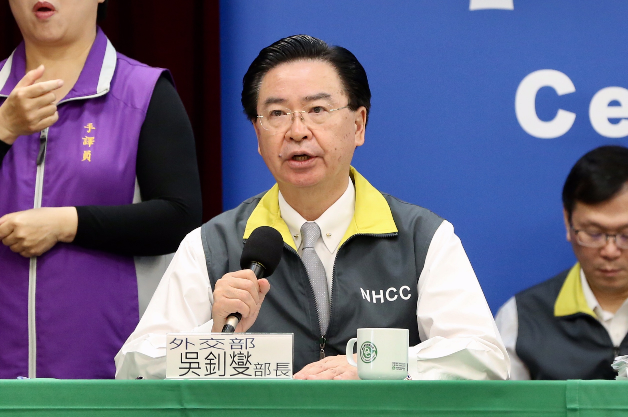 外交部長吳釗燮宣布台美合作攜手防疫，台灣將在口罩產能穩定後，每週提供10萬枚口罩給美方。